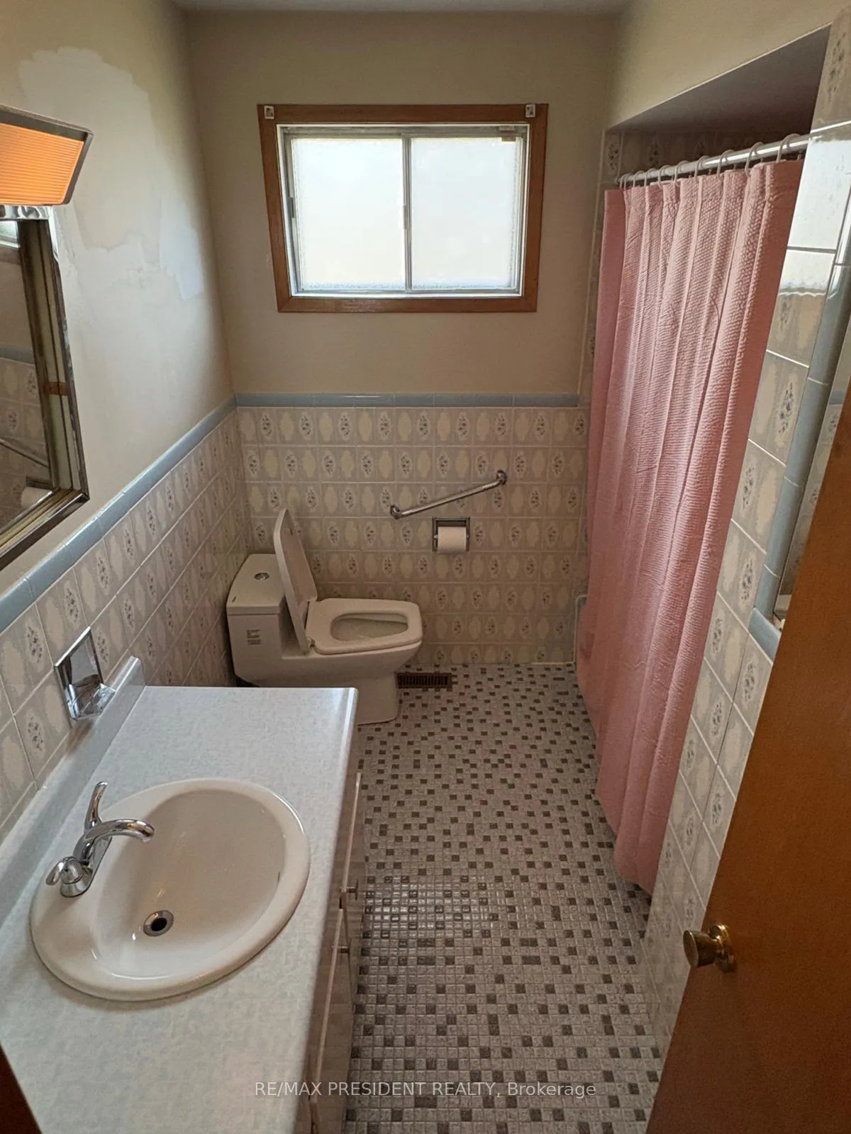 Photo 5 of 3759 Bayswater Crescent, Mississauga, Malton — HOMEH