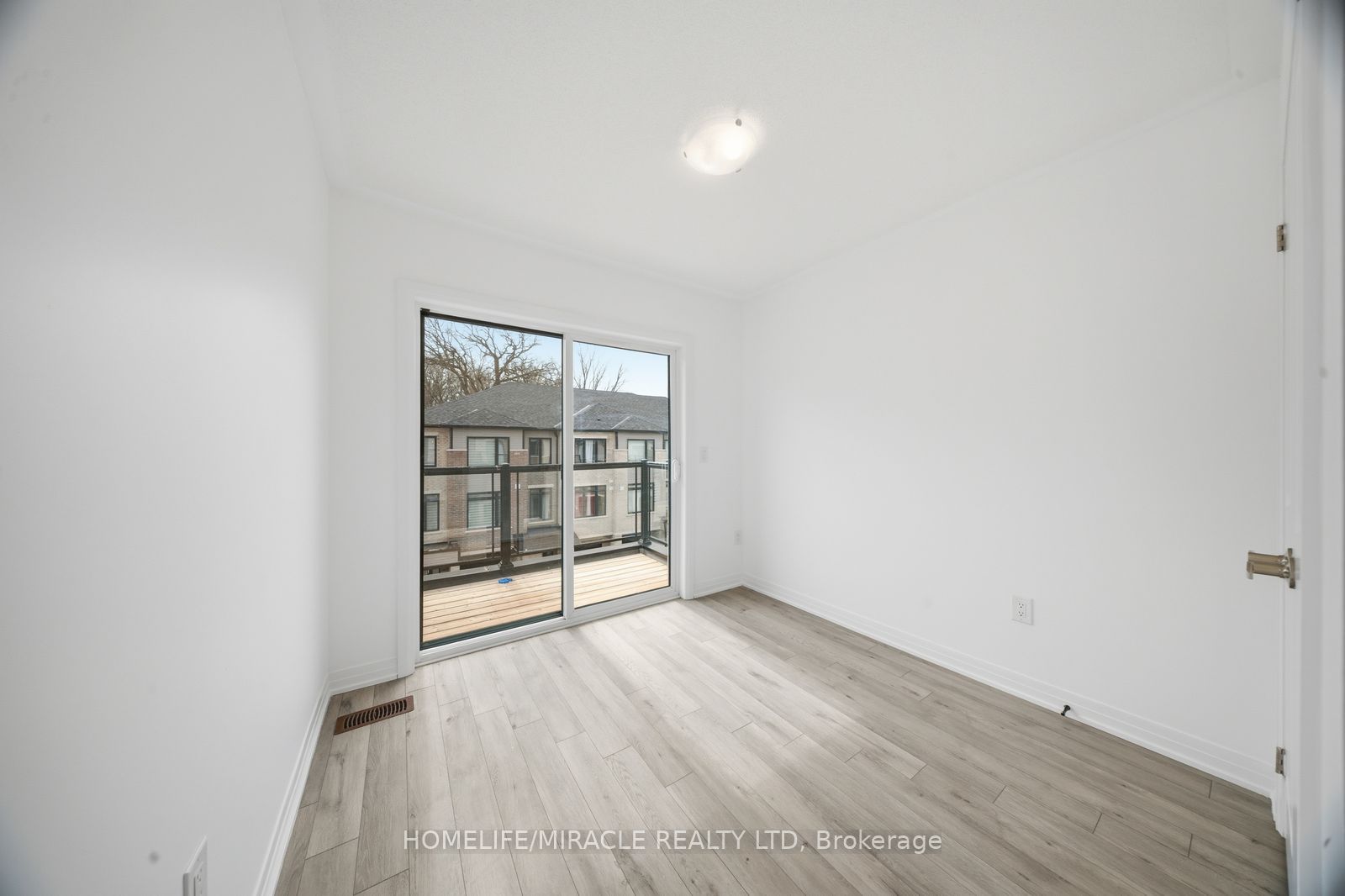 Photo 3 of Unit 901, 585 Colborne Street E, Brant, Brantford Twp — HOMEH