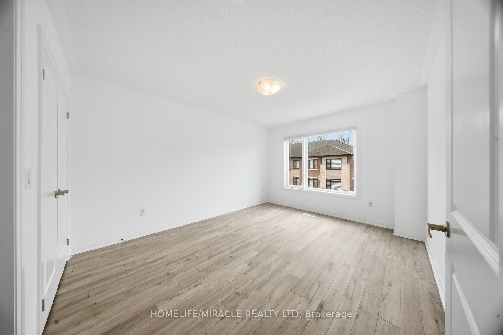 Photo 4 of Unit 901, 585 Colborne Street E, Brant, Brantford Twp — HOMEH