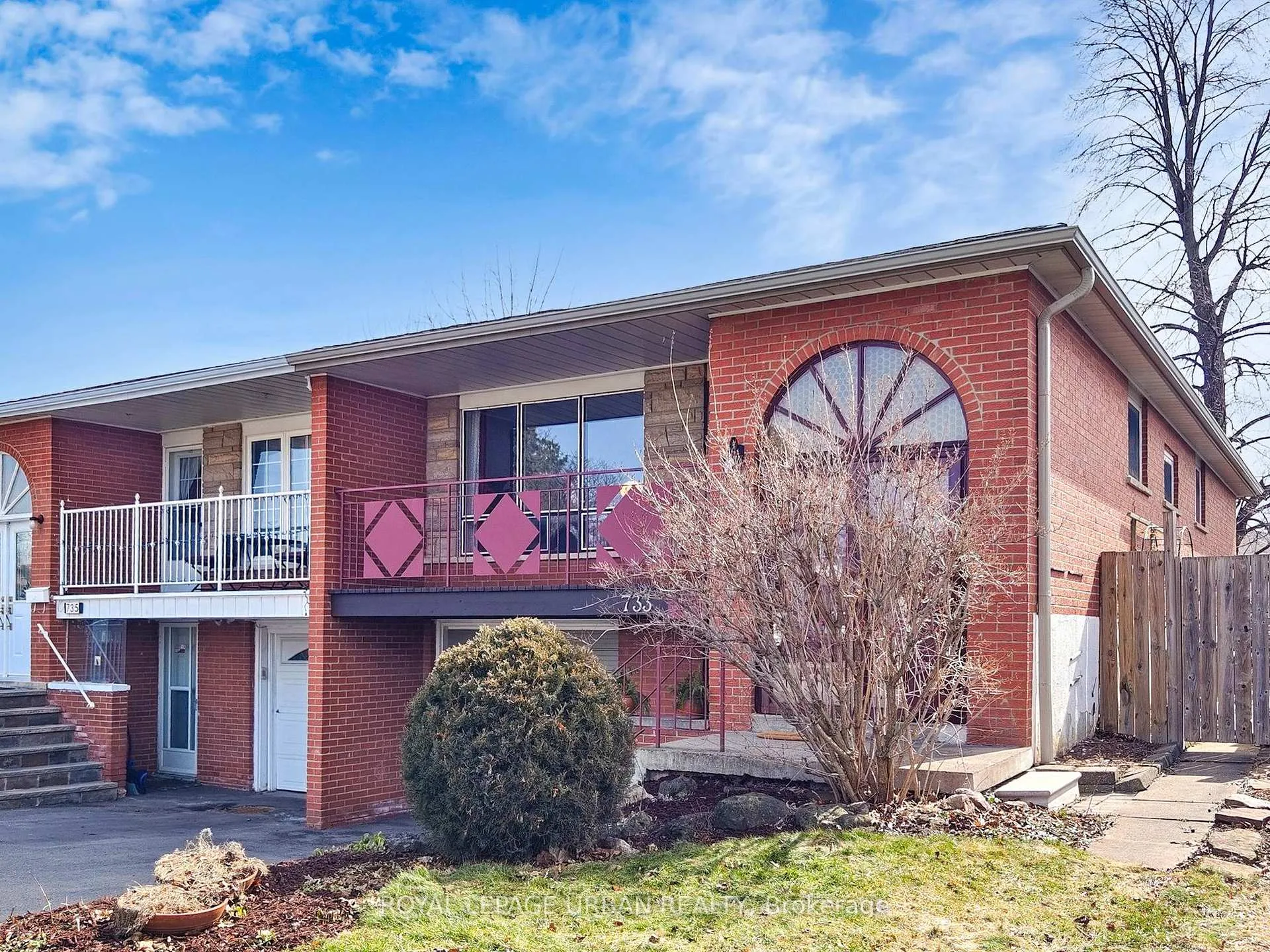 Photo 2 of 733 Consort Crescent, Mississauga, Erindale — HOMEH