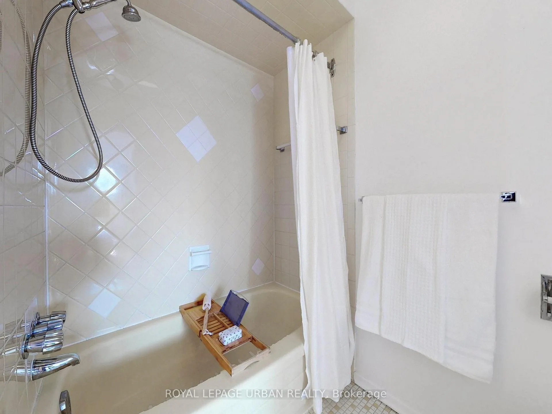 Photo 26 of 733 Consort Crescent, Mississauga, Erindale — HOMEH
