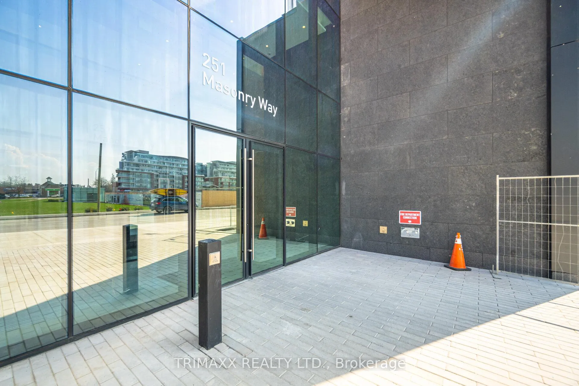 Photo 2 of Unit 906, 251 Masonry Way, Mississauga, Port Credit — HOMEH