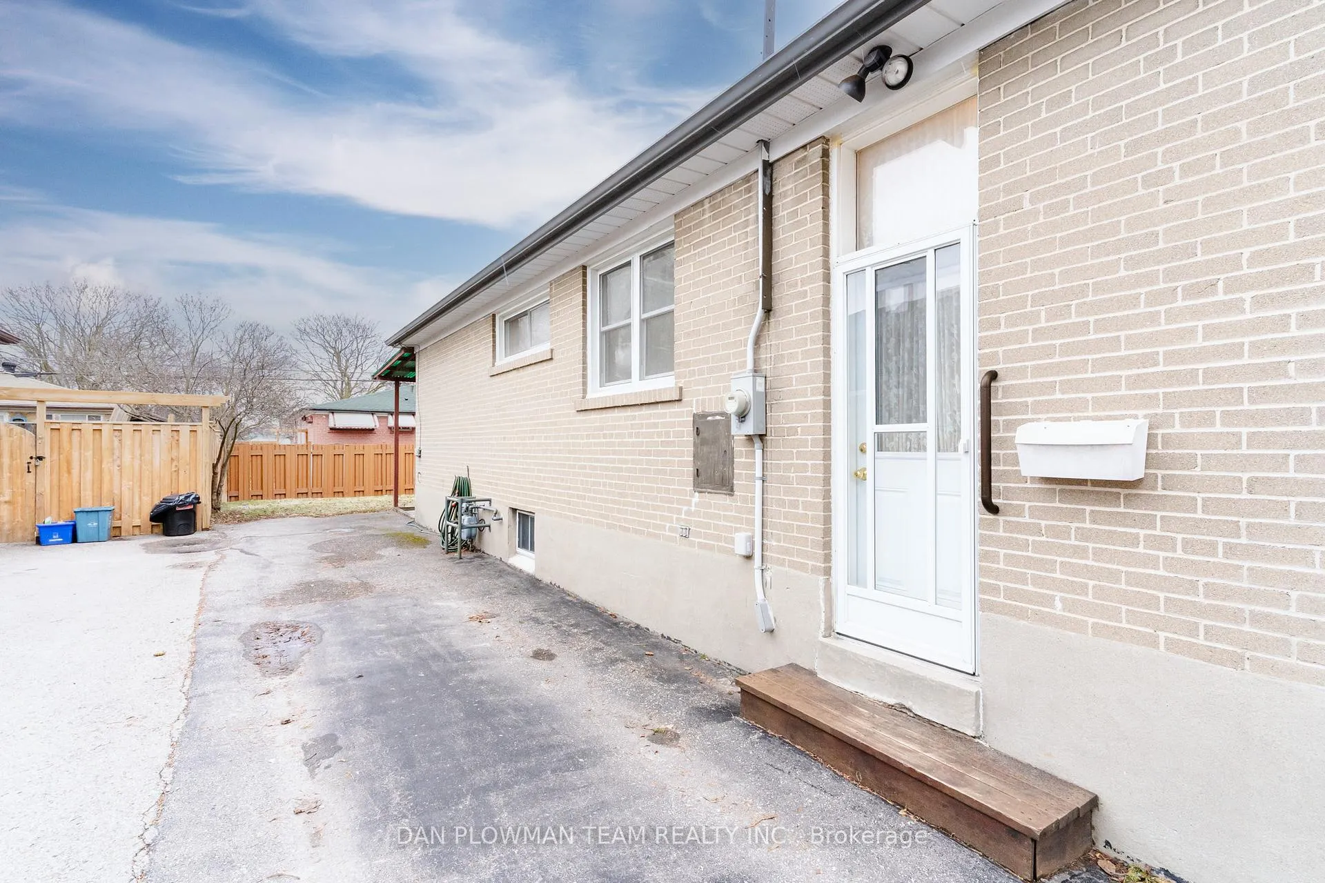 Photo 4 of 313 Dovedale Drive, Whitby, Downtown Whitby — HOMEH