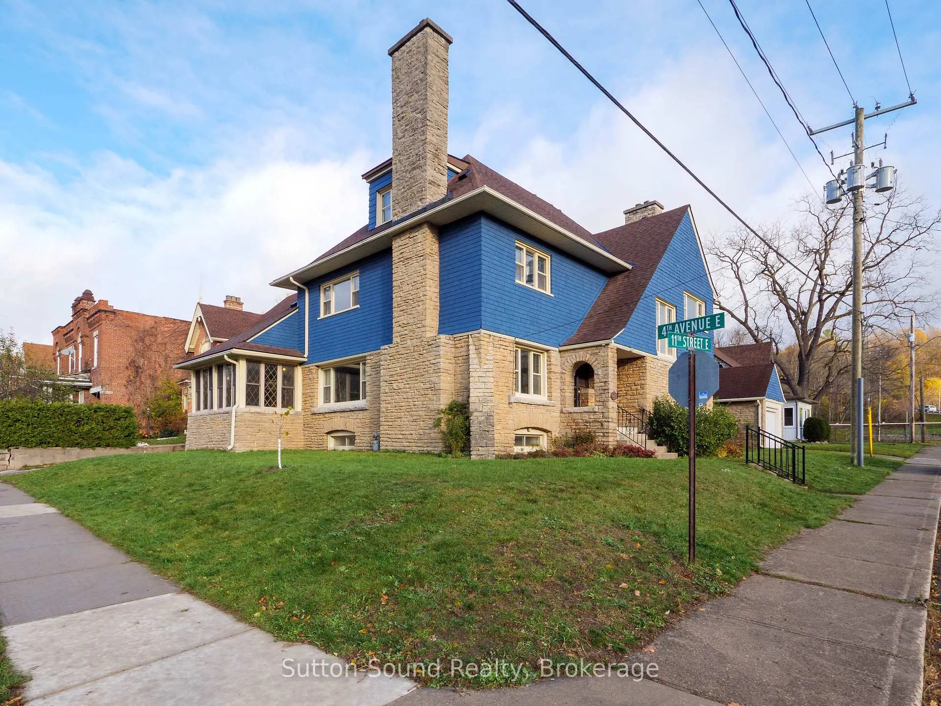 Front of 412 11th St East Street E
