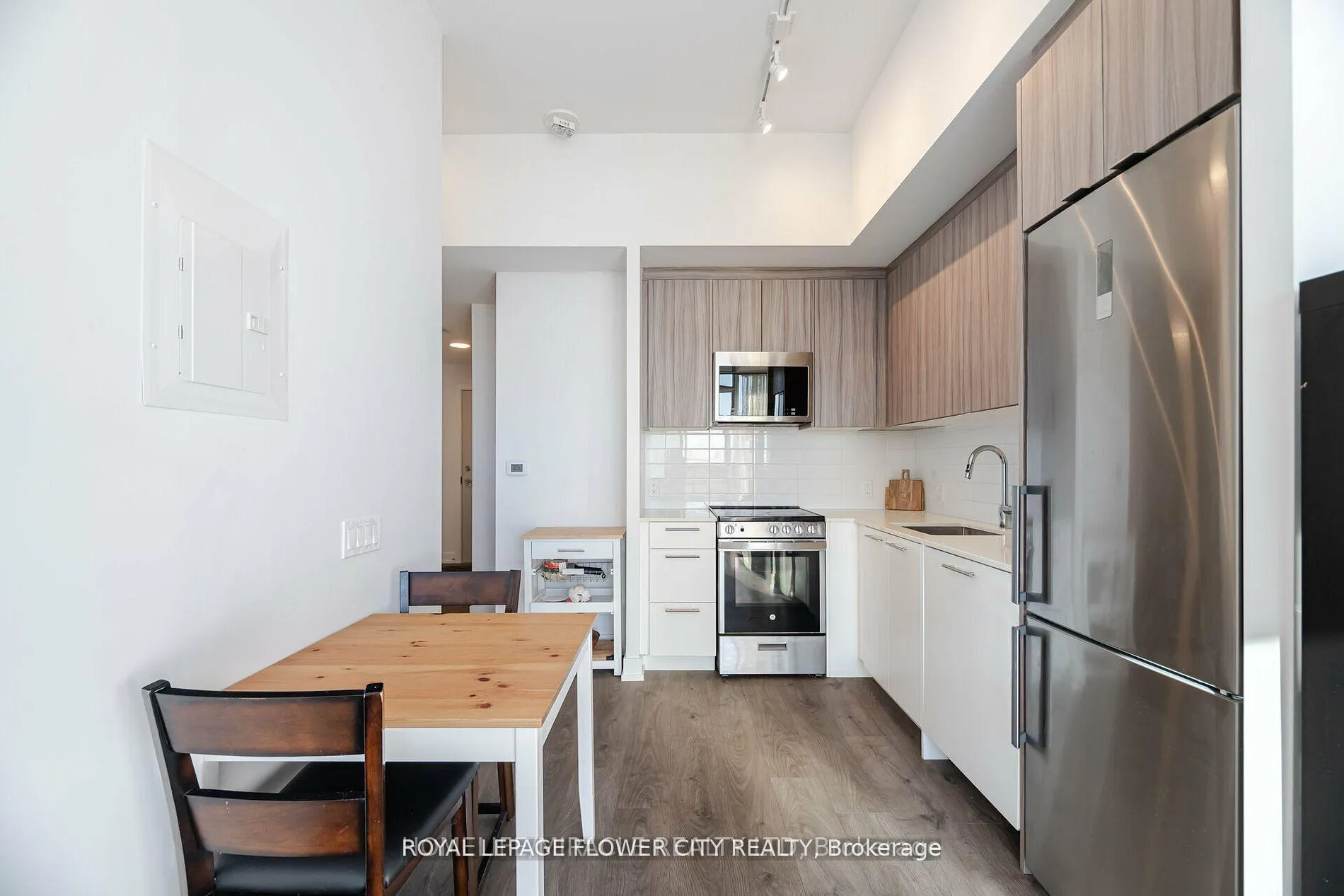 Photo 3 of Unit 811, 215 Veterans Drive, Brampton, Northwest Brampton — HOMEH