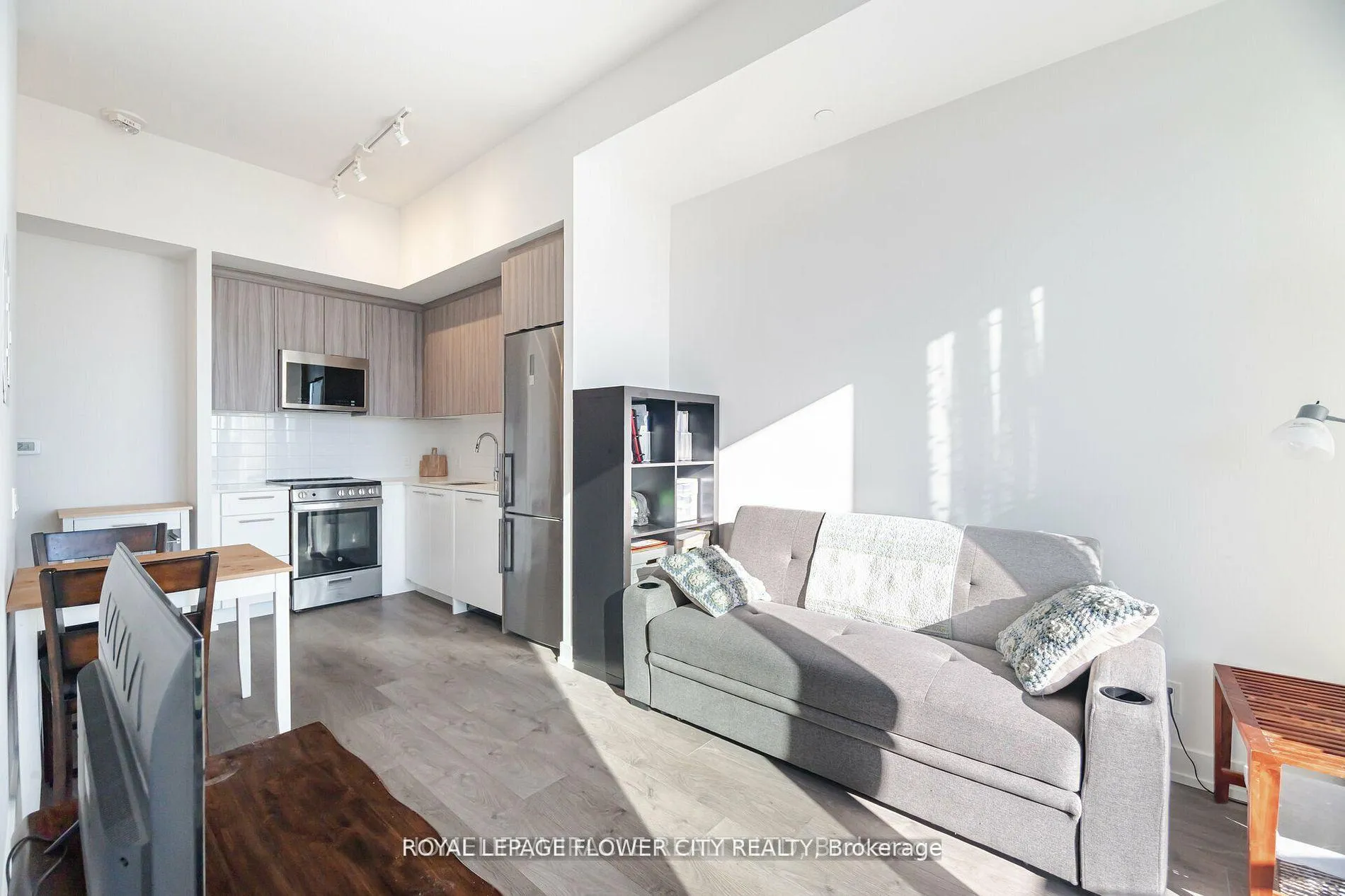 Photo 5 of Unit 811, 215 Veterans Drive, Brampton, Northwest Brampton — HOMEH