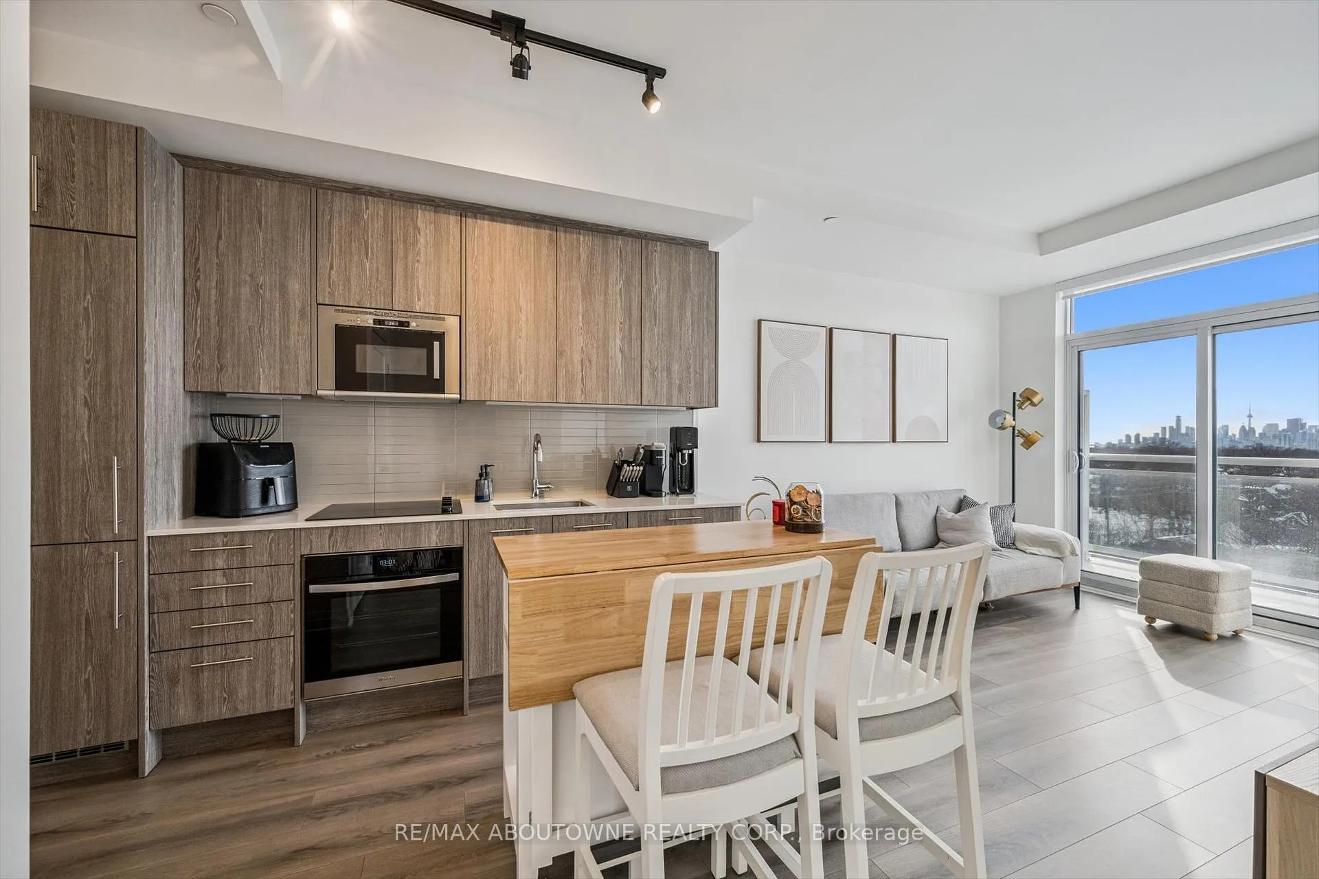 Photo 6 of Unit 802, 286 Main Street, Toronto, East End-Danforth — HOMEH