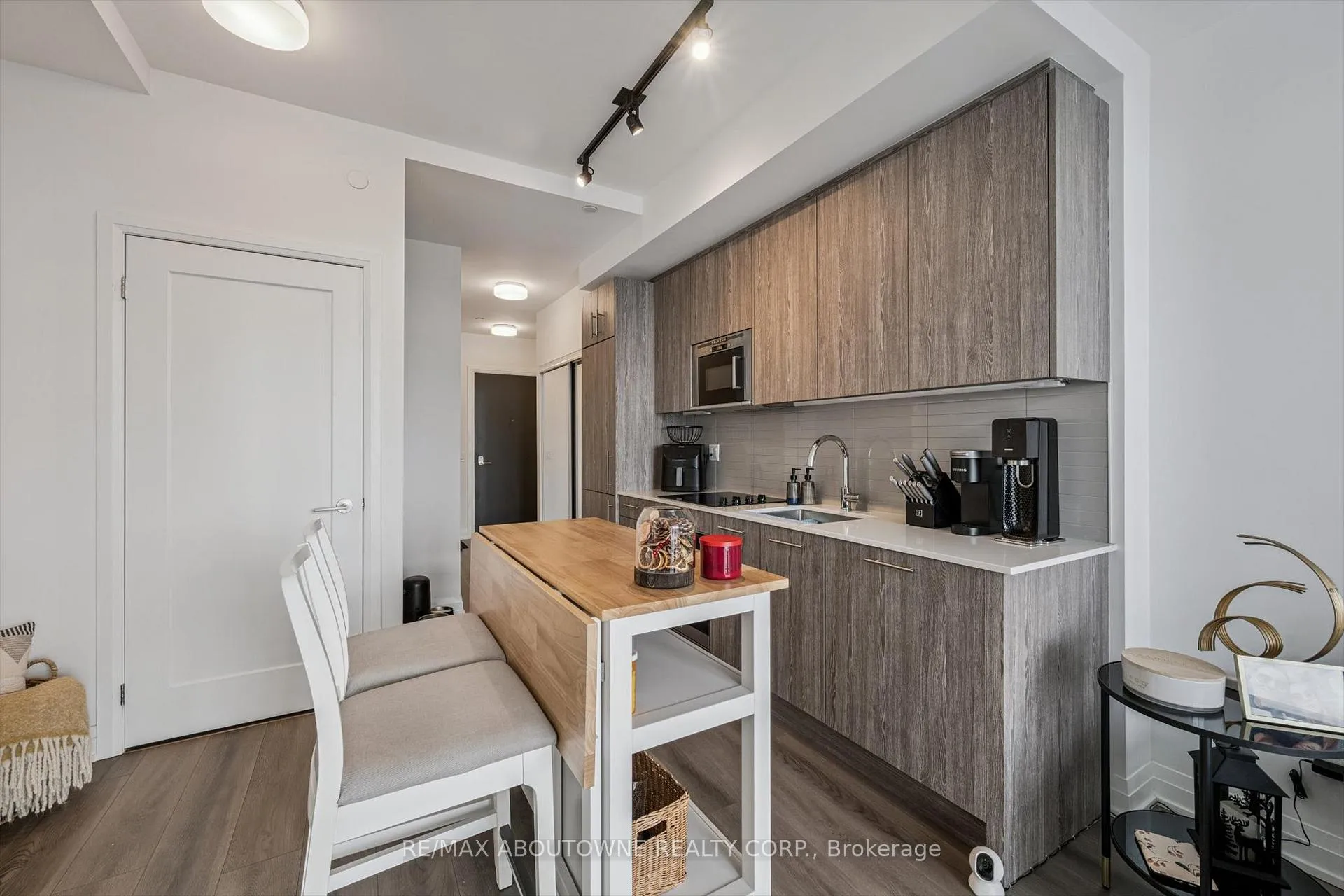 Photo 7 of Unit 802, 286 Main Street, Toronto, East End-Danforth — HOMEH