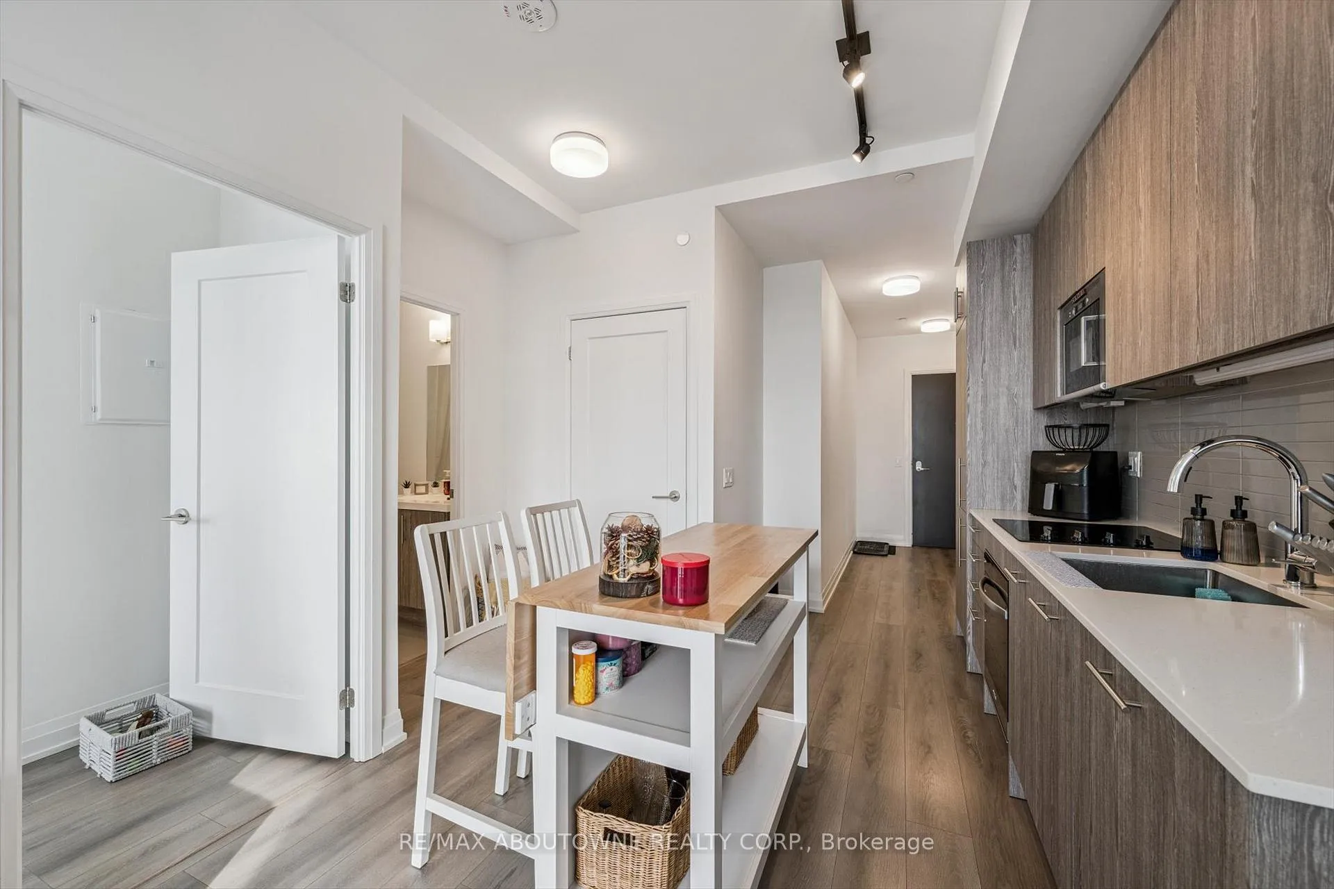 Photo 8 of Unit 802, 286 Main Street, Toronto, East End-Danforth — HOMEH