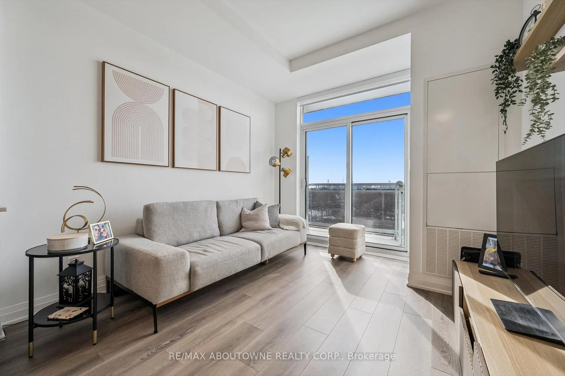 Photo 9 of Unit 802, 286 Main Street, Toronto, East End-Danforth — HOMEH