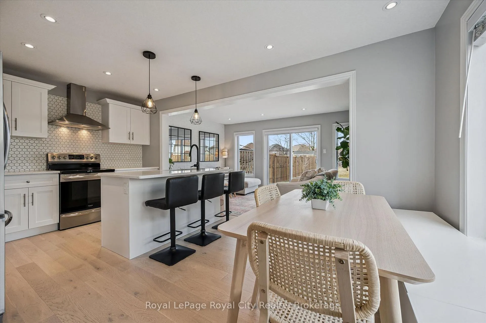 Photo 3 of 82 John Brabson Crescent, Guelph, Kortright East — HOMEH