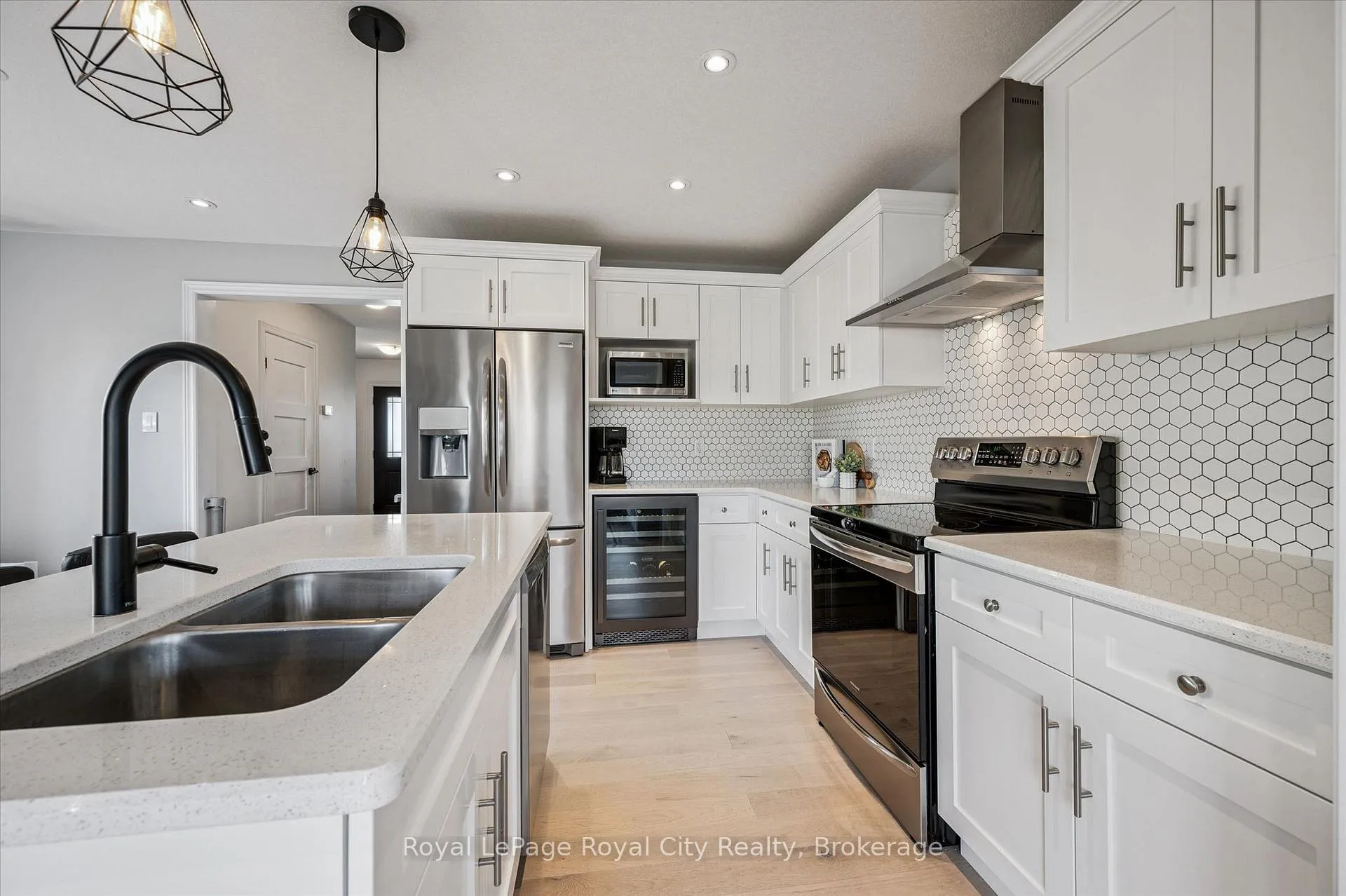 Photo 5 of 82 John Brabson Crescent, Guelph, Kortright East — HOMEH