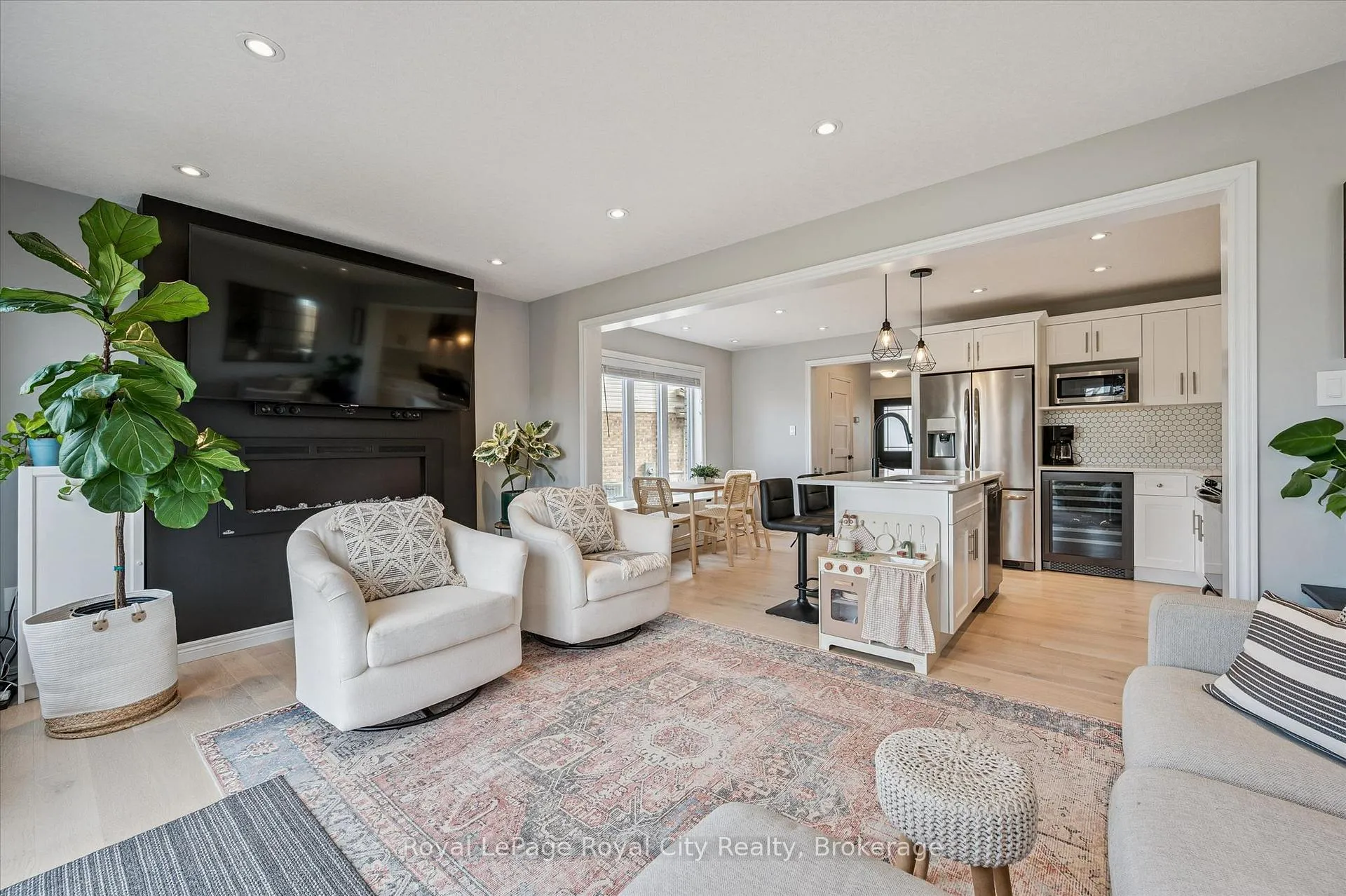 Photo 9 of 82 John Brabson Crescent, Guelph, Kortright East — HOMEH