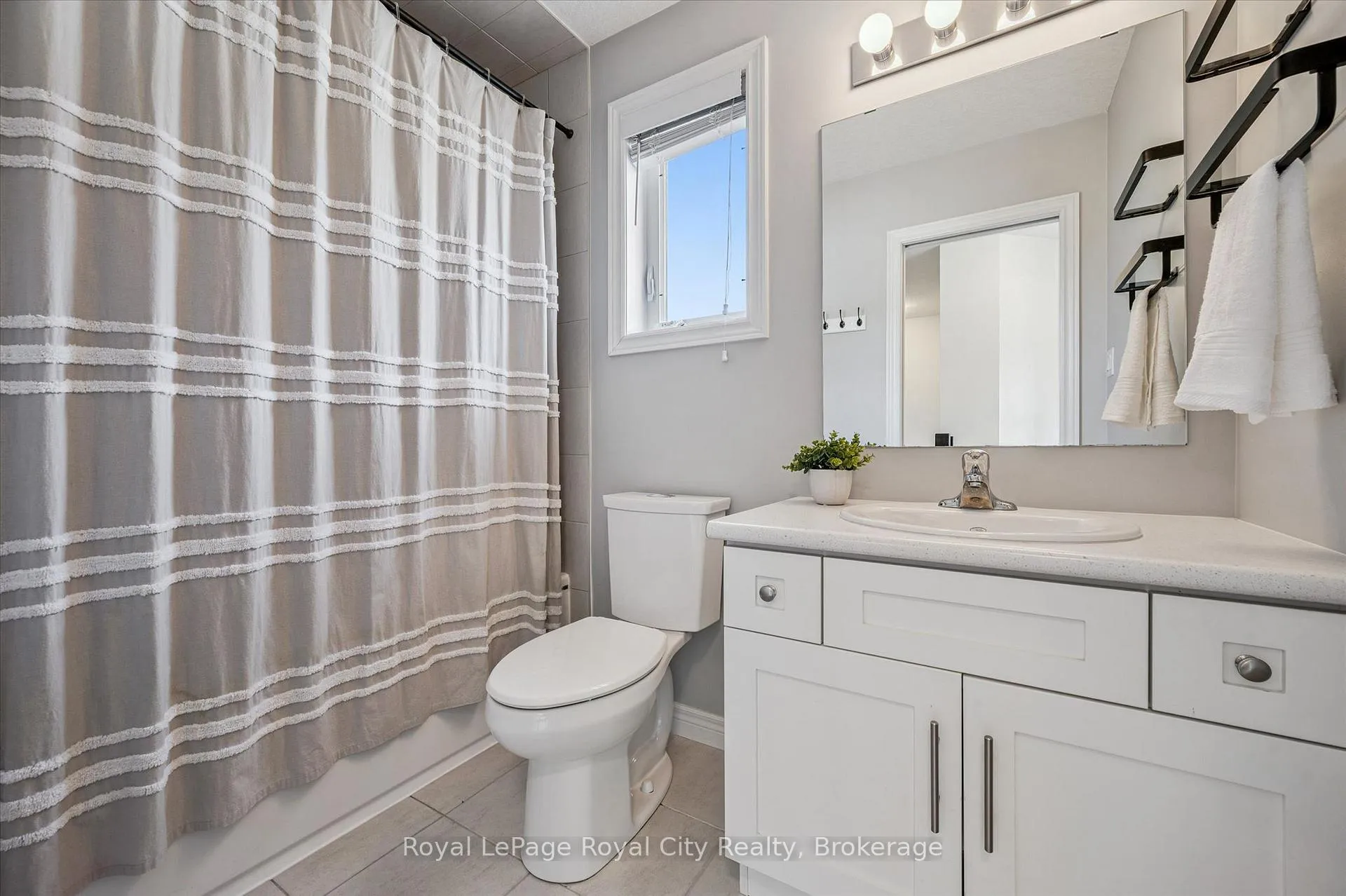 Photo 26 of 82 John Brabson Crescent, Guelph, Kortright East — HOMEH