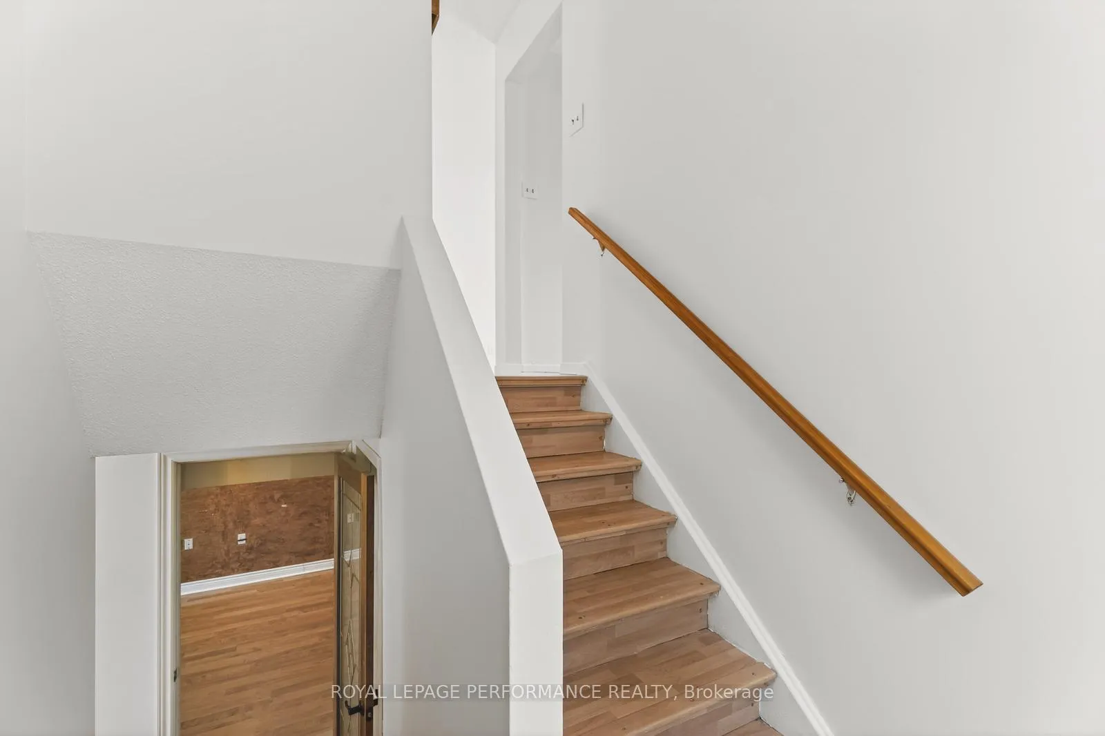 Photo 4 of 194 Mcelroy Drive, Ottawa, Kanata - Glencairn/Hazeldean — HOMEH