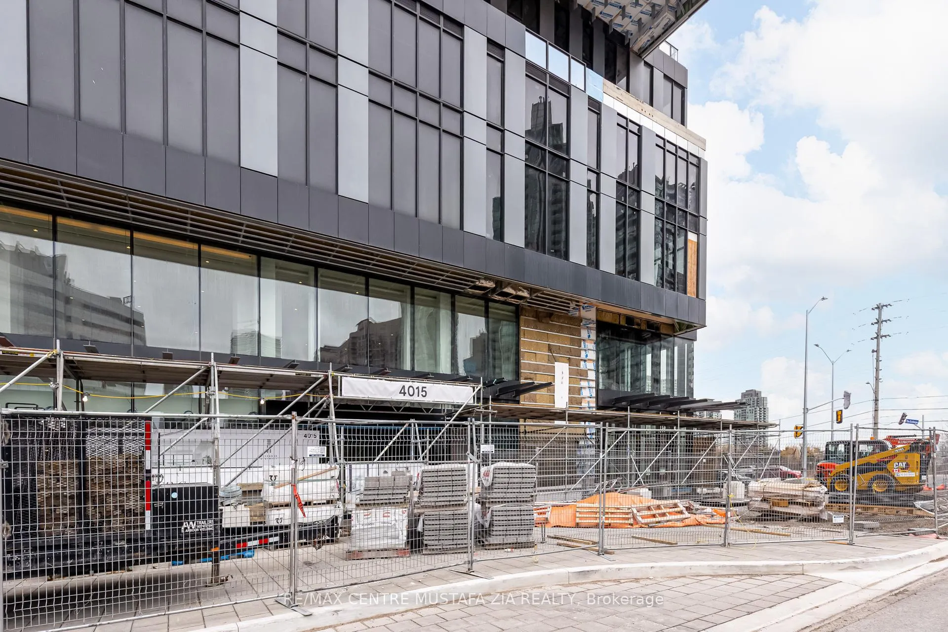 Photo 2 of Unit 1505, 4015 The Exchange, Mississauga, City Centre — HOMEH