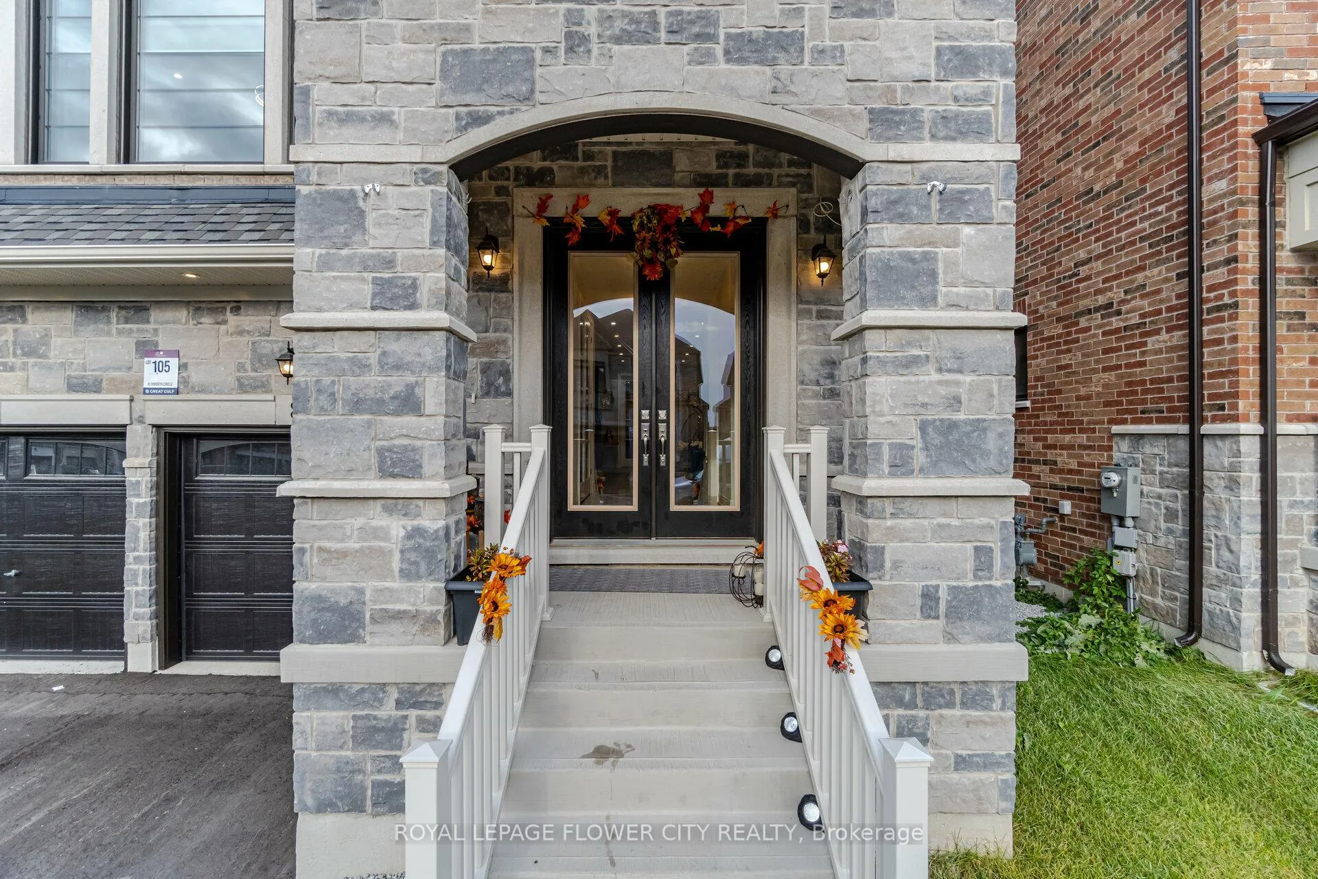 Photo 3 of 8 Ixworth Circle, Brampton, Bram West — HOMEH
