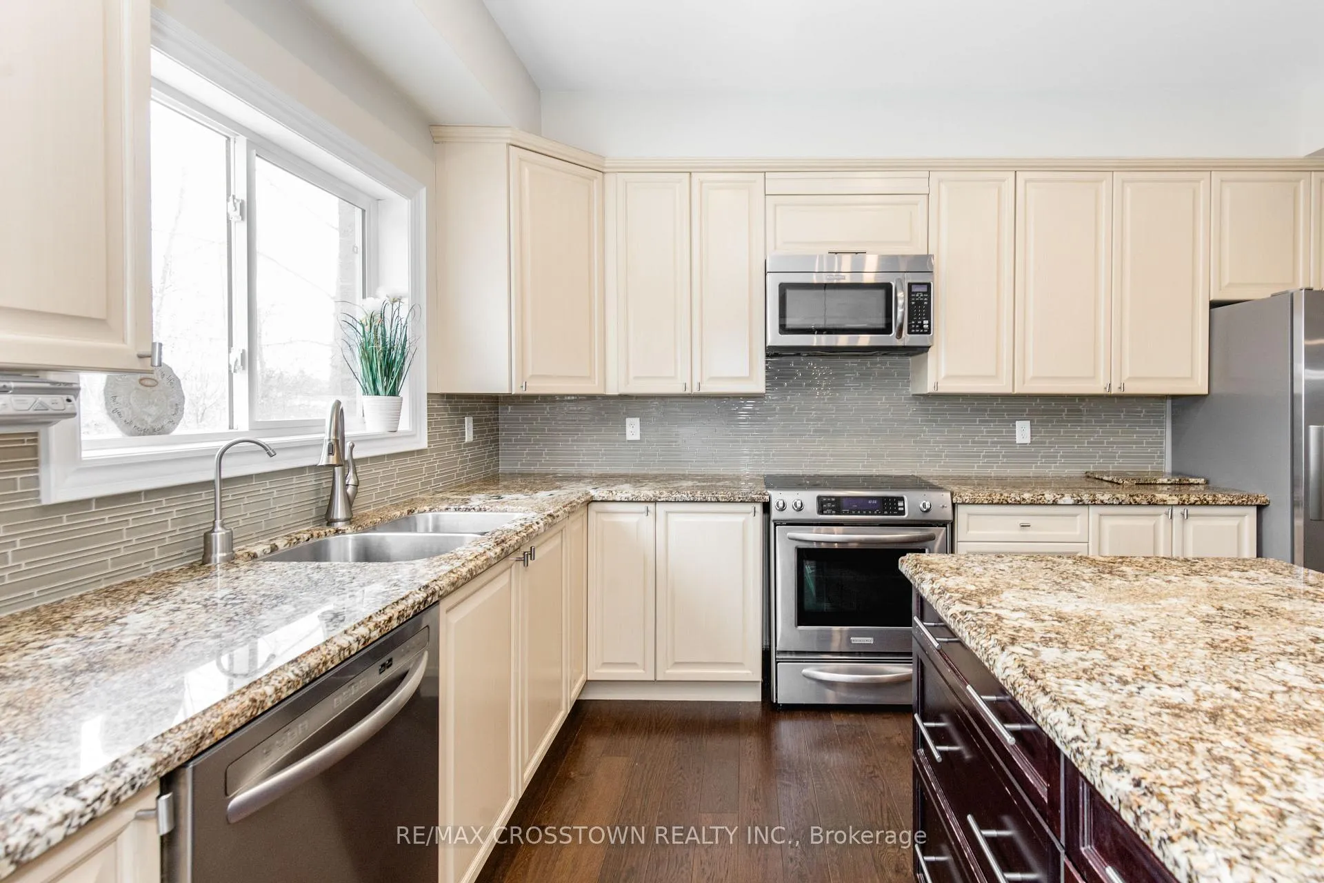 Photo 9 of 58 Versailles Crescent, Barrie, Innis-Shore — HOMEH