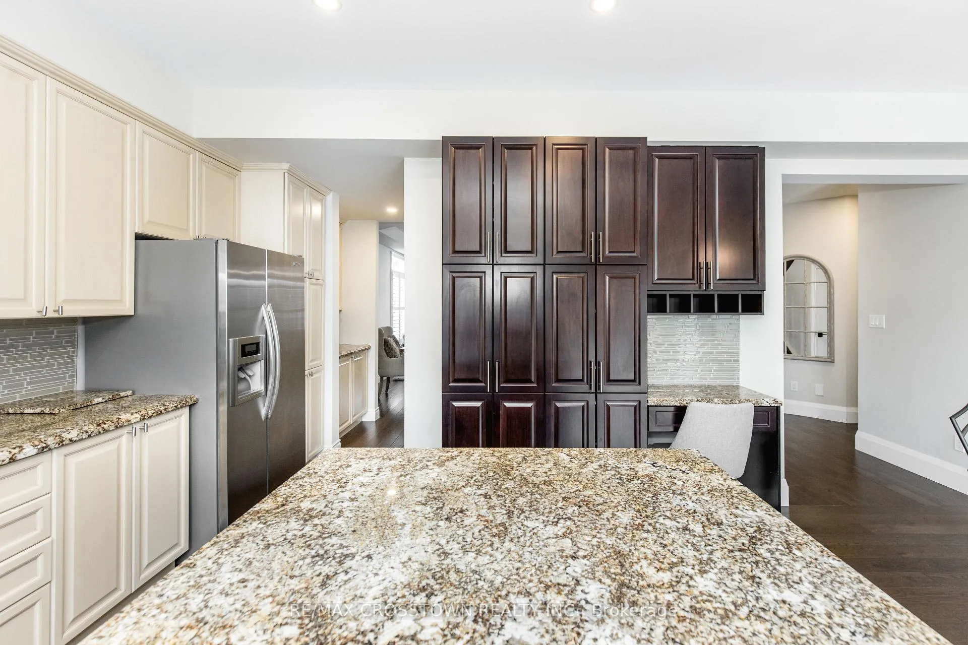 Photo 10 of 58 Versailles Crescent, Barrie, Innis-Shore — HOMEH