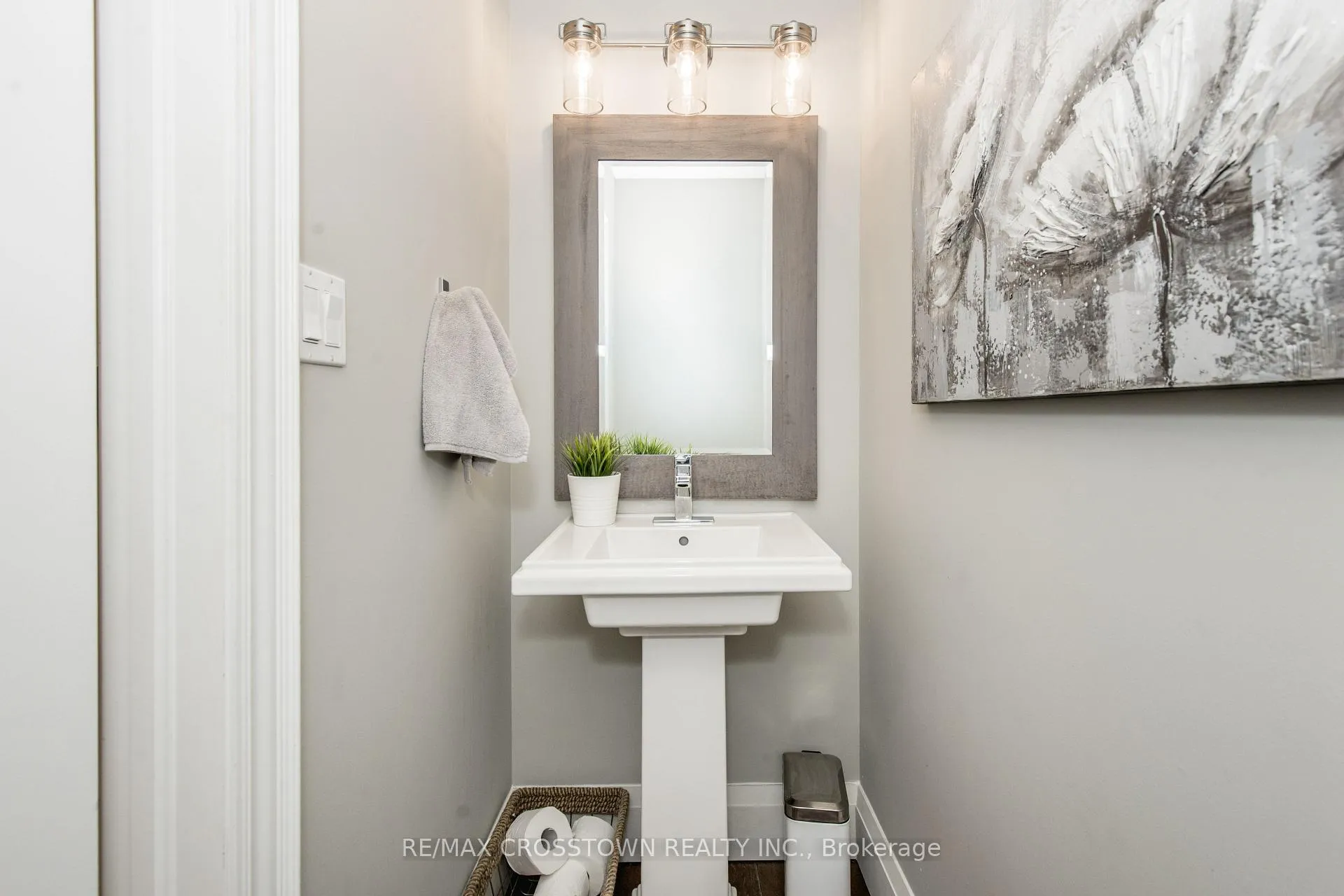 Photo 16 of 58 Versailles Crescent, Barrie, Innis-Shore — HOMEH