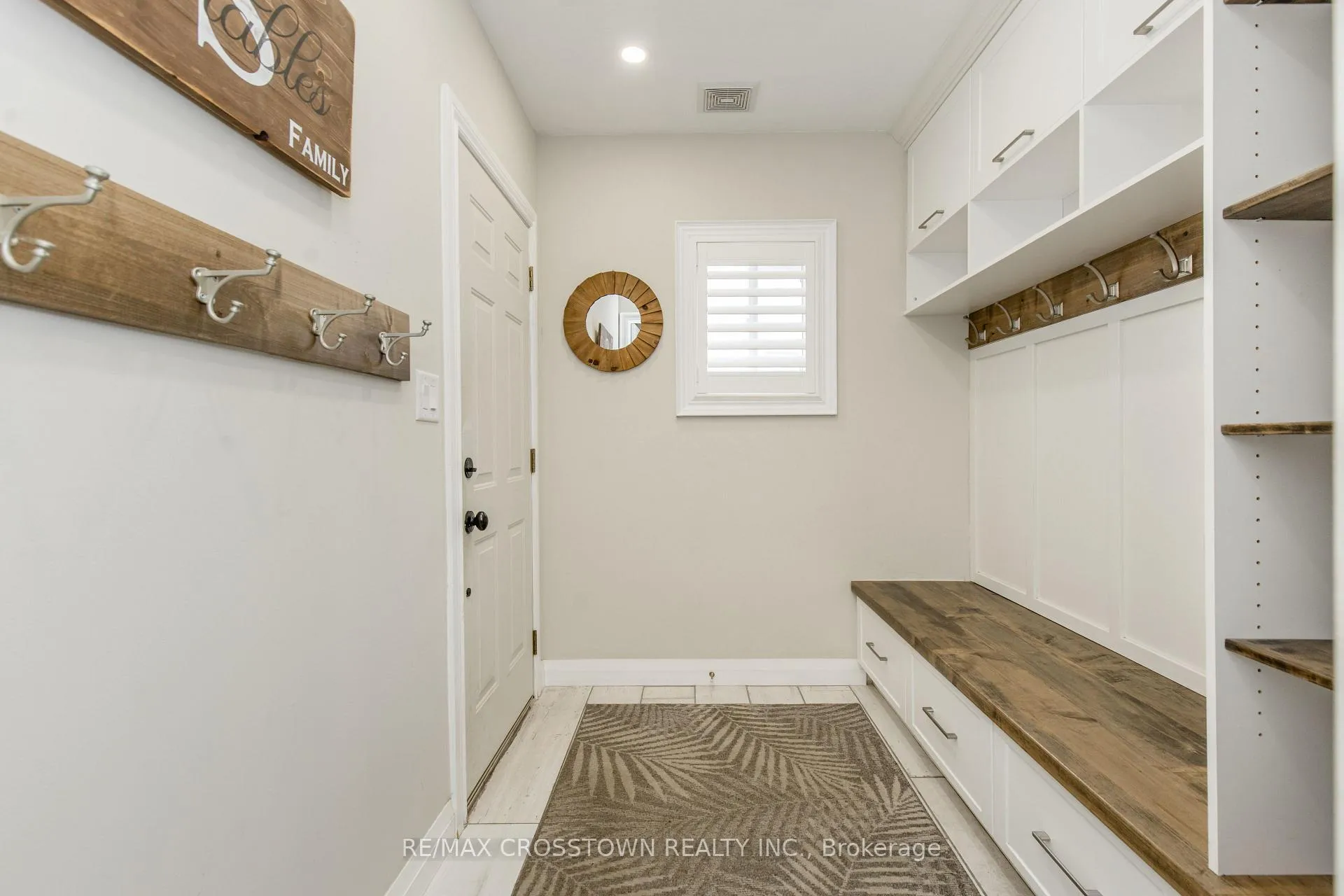 Photo 17 of 58 Versailles Crescent, Barrie, Innis-Shore — HOMEH