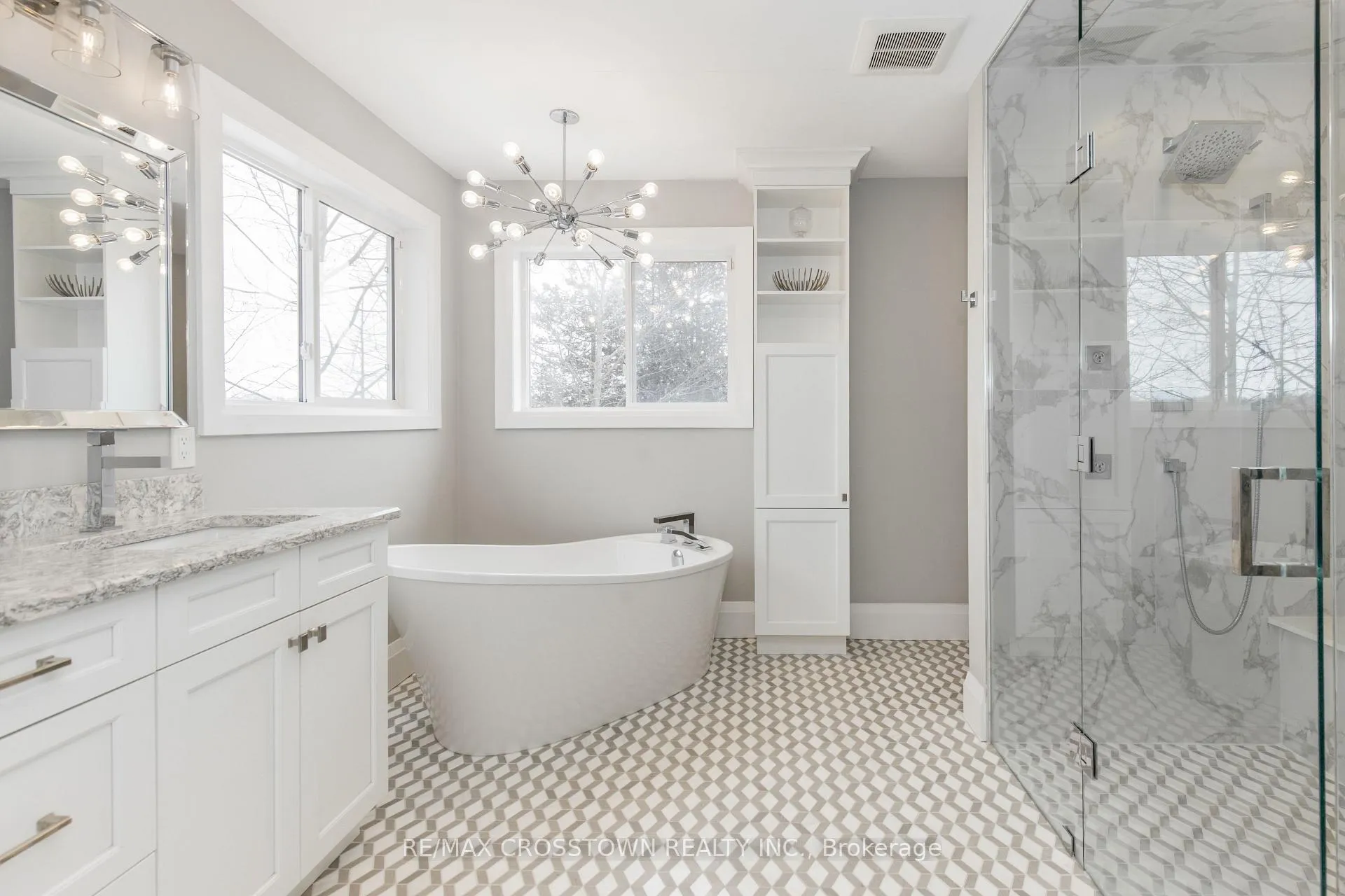Photo 25 of 58 Versailles Crescent, Barrie, Innis-Shore — HOMEH
