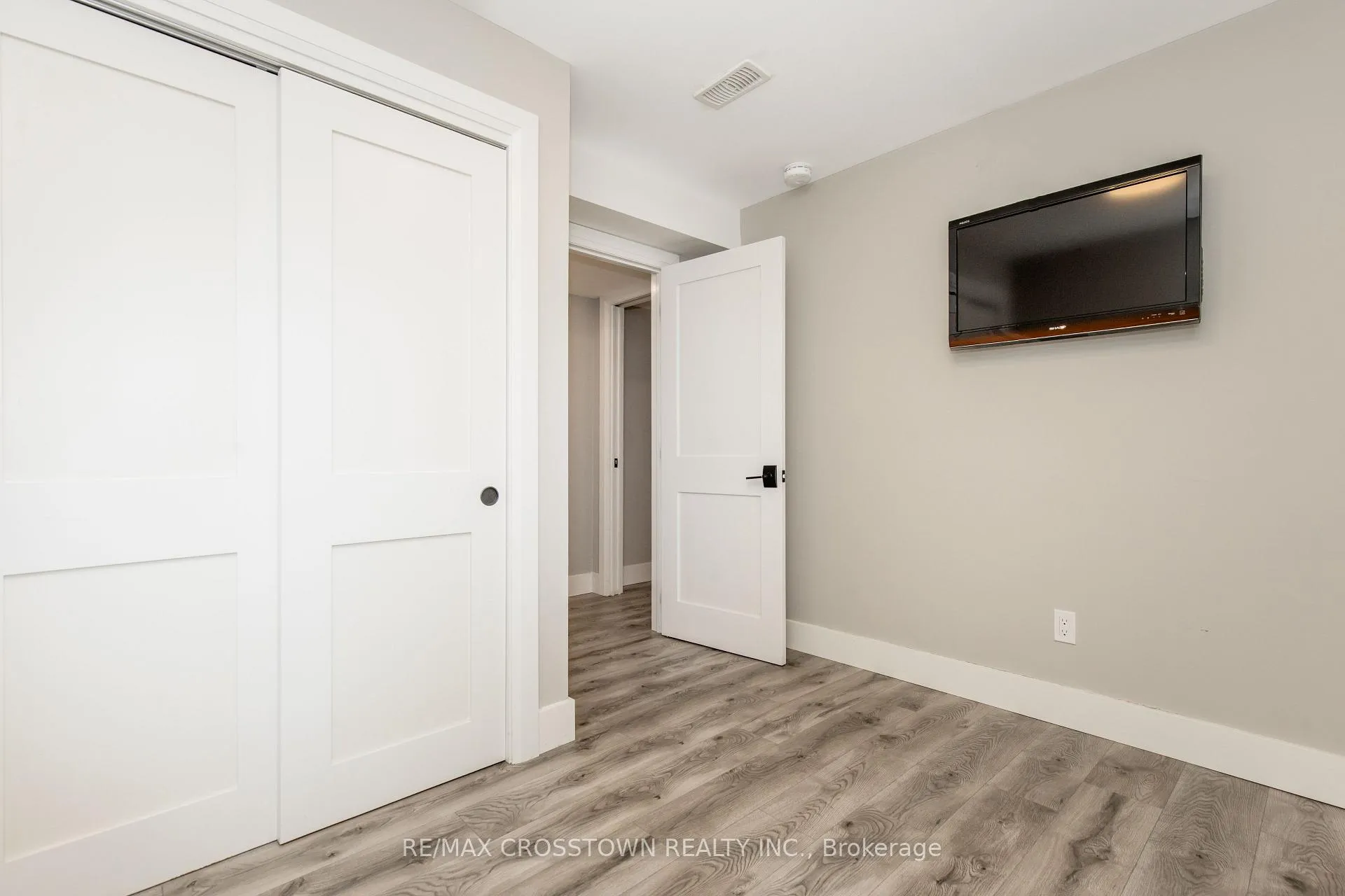 Photo 40 of 58 Versailles Crescent, Barrie, Innis-Shore — HOMEH