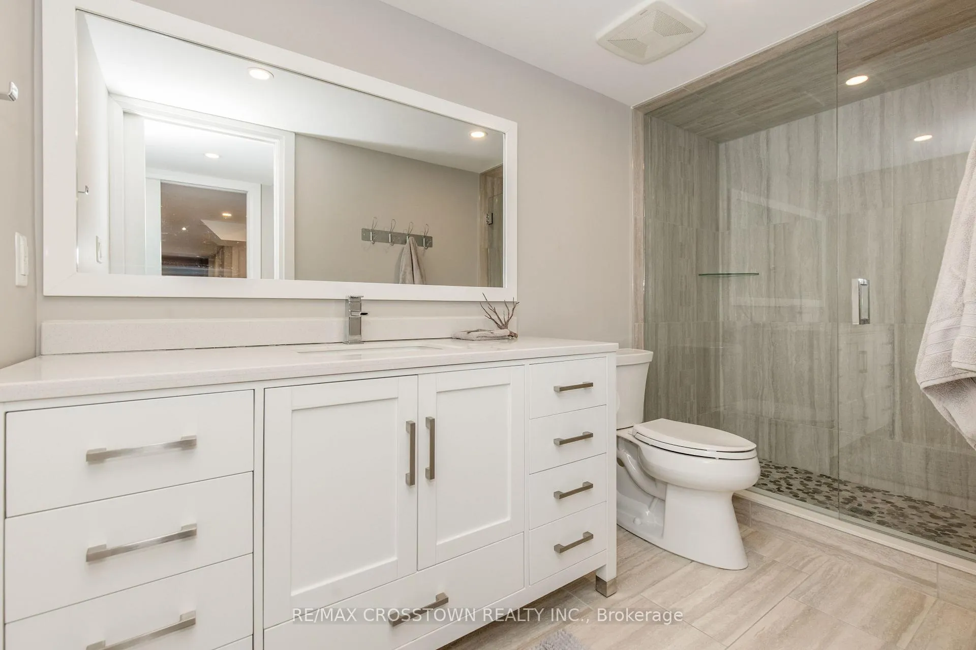 Photo 41 of 58 Versailles Crescent, Barrie, Innis-Shore — HOMEH