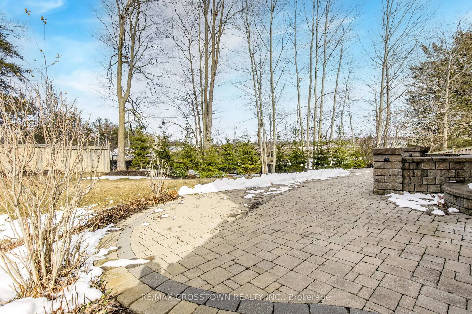 Photo 42 of 58 Versailles Crescent, Barrie, Innis-Shore — HOMEH