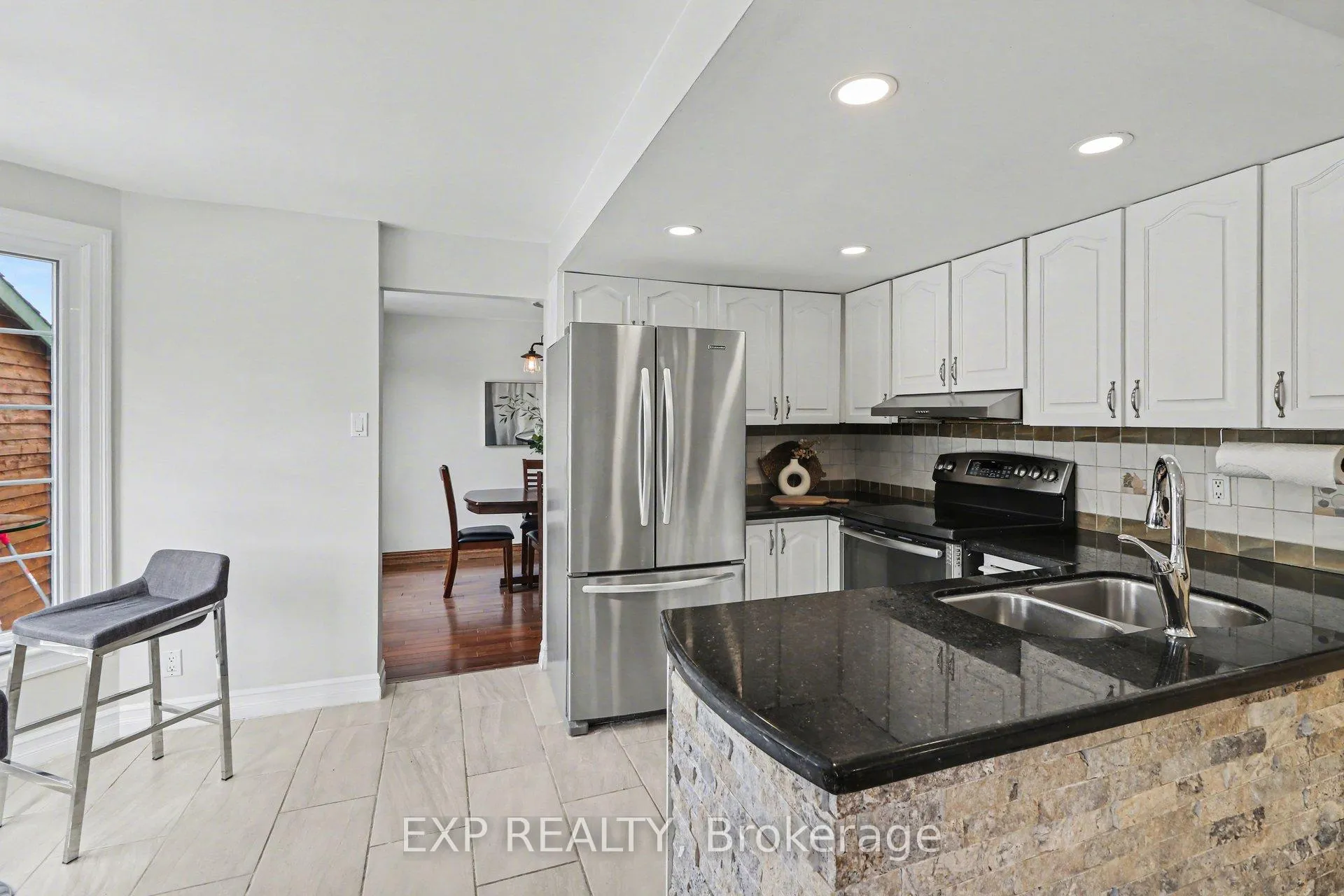 Photo 10 of 1528 Missyabit Drive, Ottawa, Bilberry Creek/Queenswood Heights — HOMEH