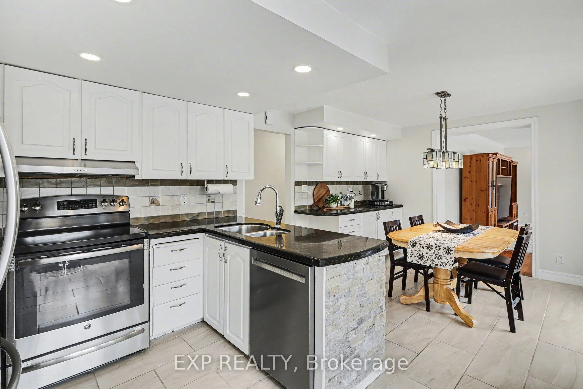 Photo 13 of 1528 Missyabit Drive, Ottawa, Bilberry Creek/Queenswood Heights — HOMEH