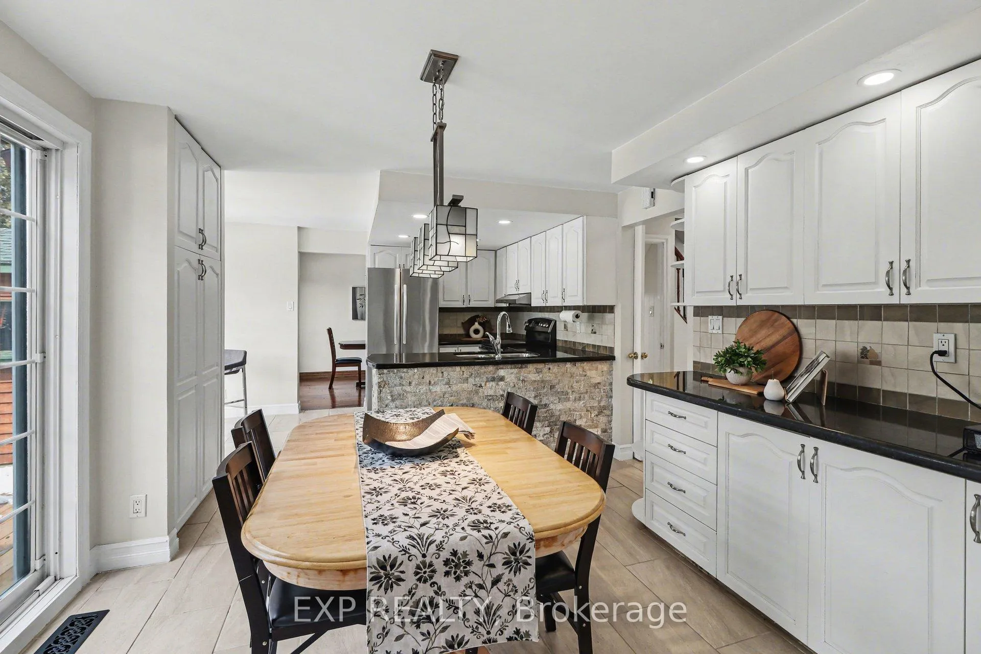 Photo 14 of 1528 Missyabit Drive, Ottawa, Bilberry Creek/Queenswood Heights — HOMEH