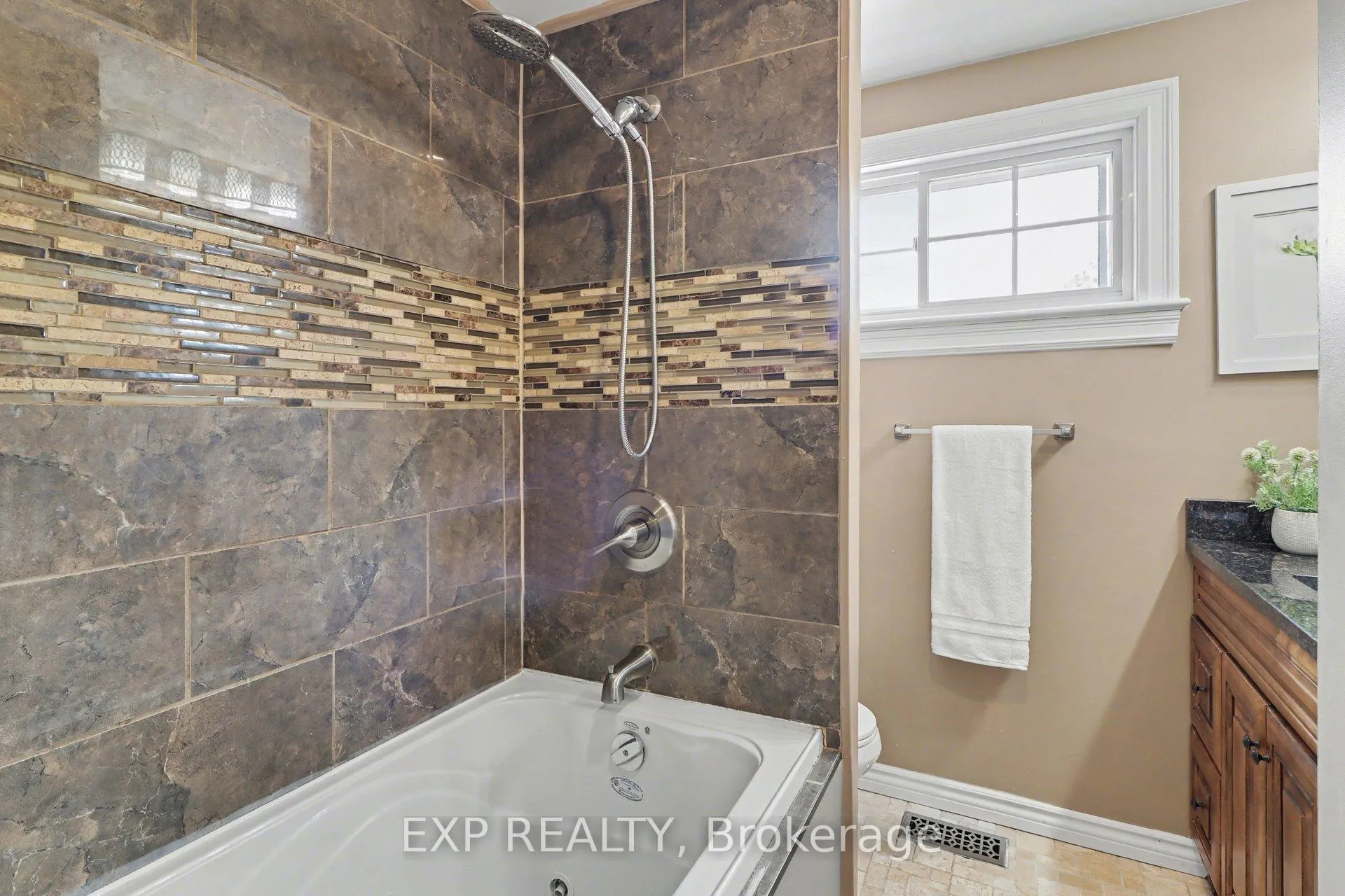 Photo 22 of 1528 Missyabit Drive, Ottawa, Bilberry Creek/Queenswood Heights — HOMEH
