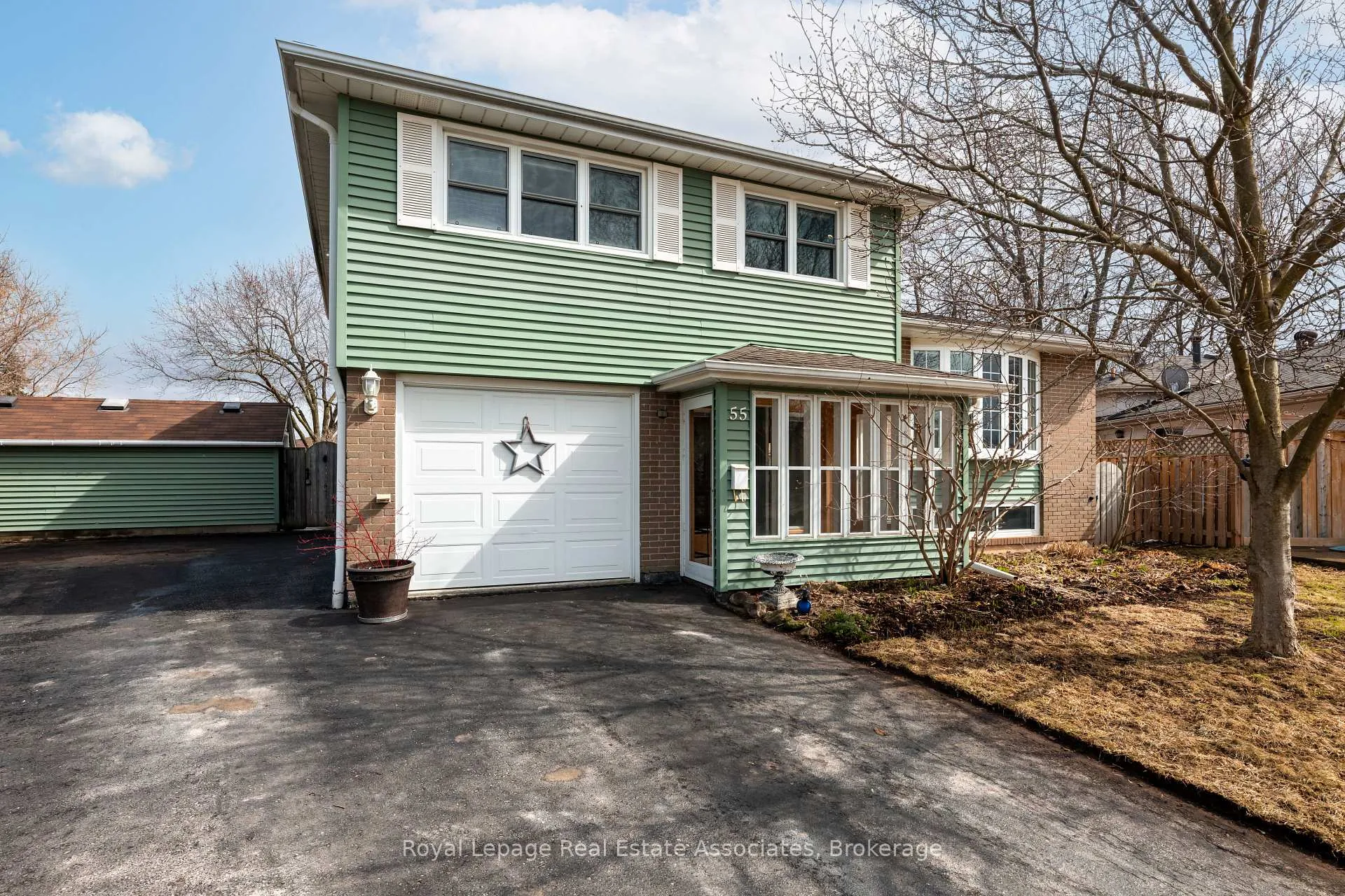 Photo 3 of 55 Eleanor Crescent, Halton Hills, Georgetown — HOMEH