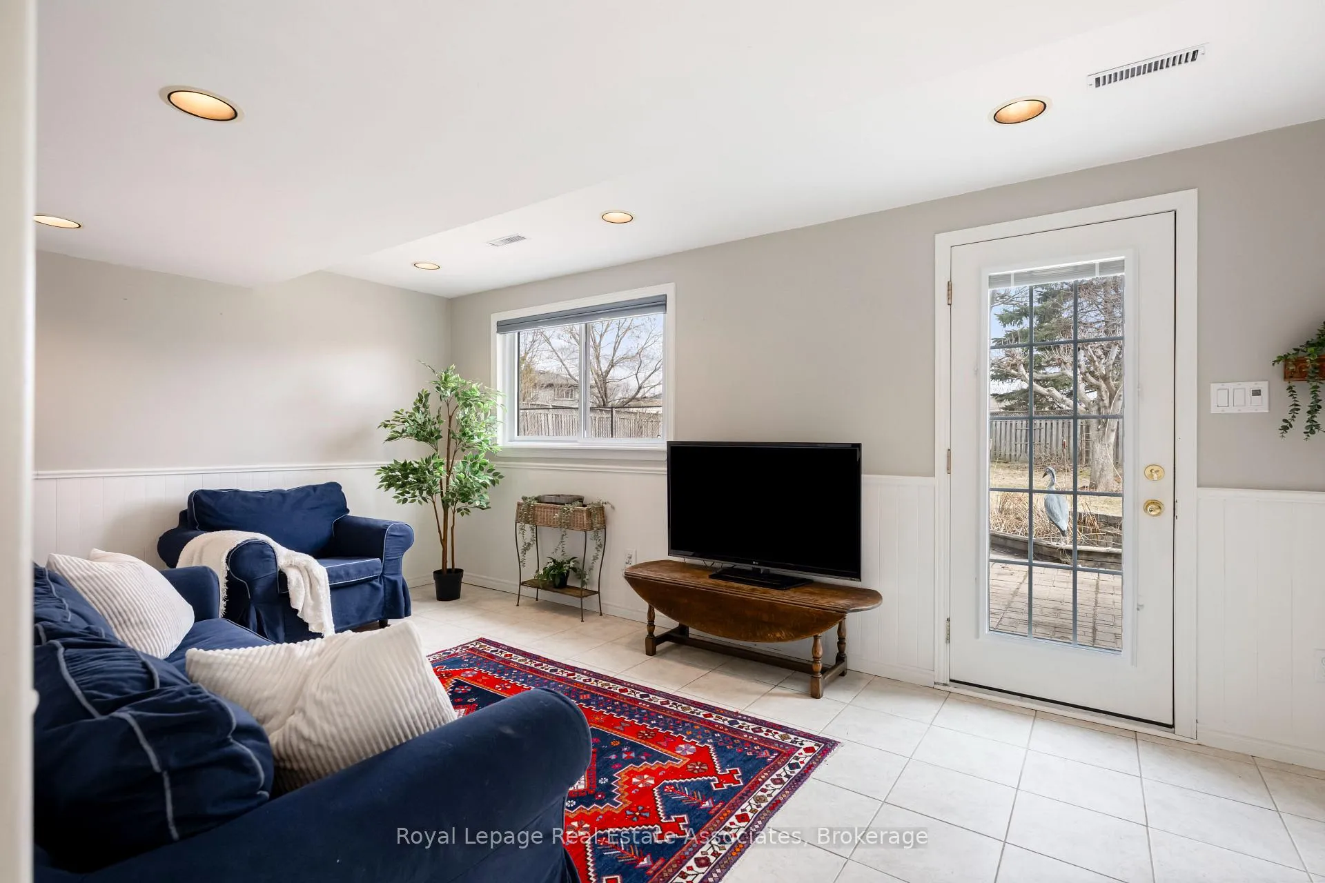 Photo 7 of 55 Eleanor Crescent, Halton Hills, Georgetown — HOMEH