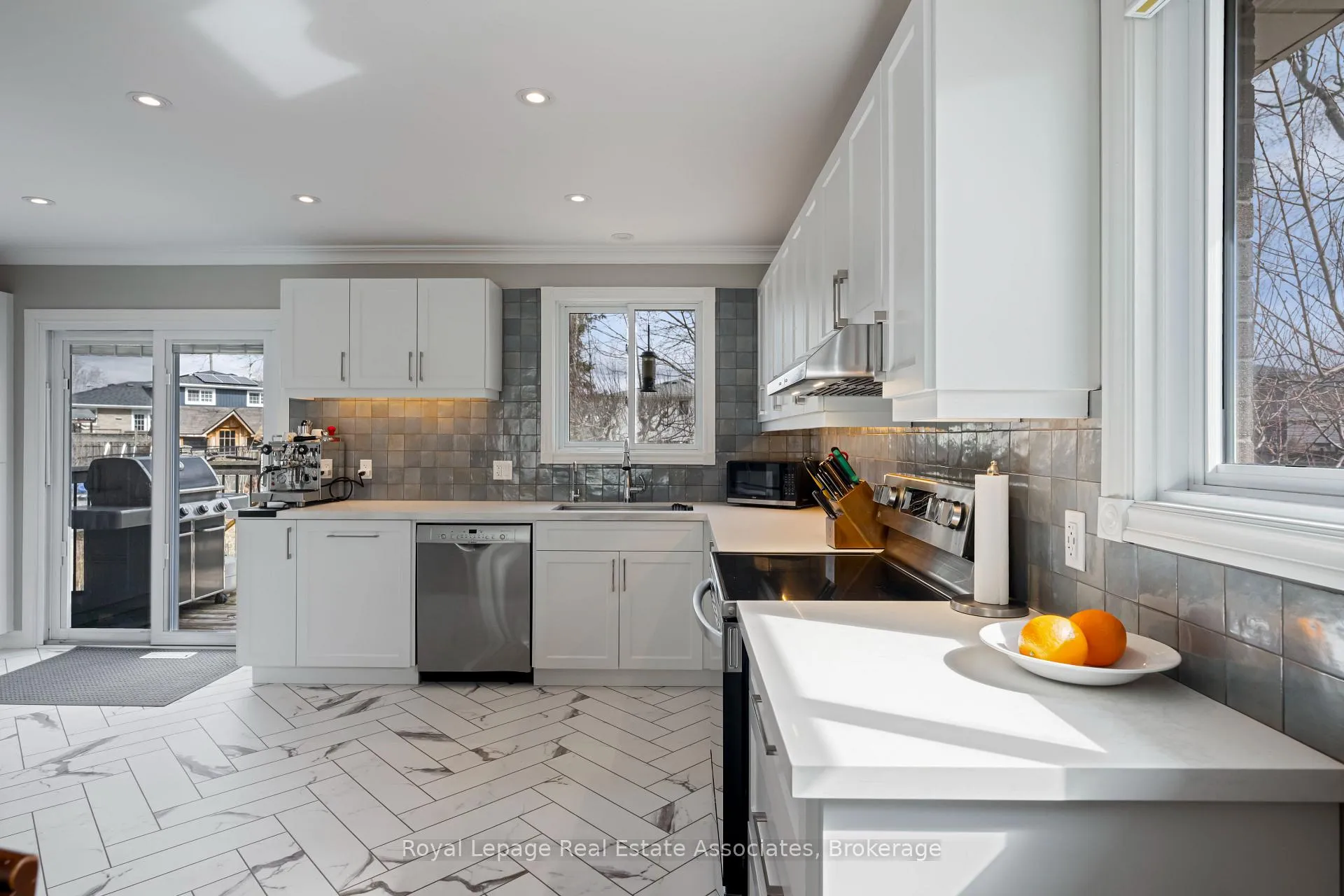 Photo 16 of 55 Eleanor Crescent, Halton Hills, Georgetown — HOMEH