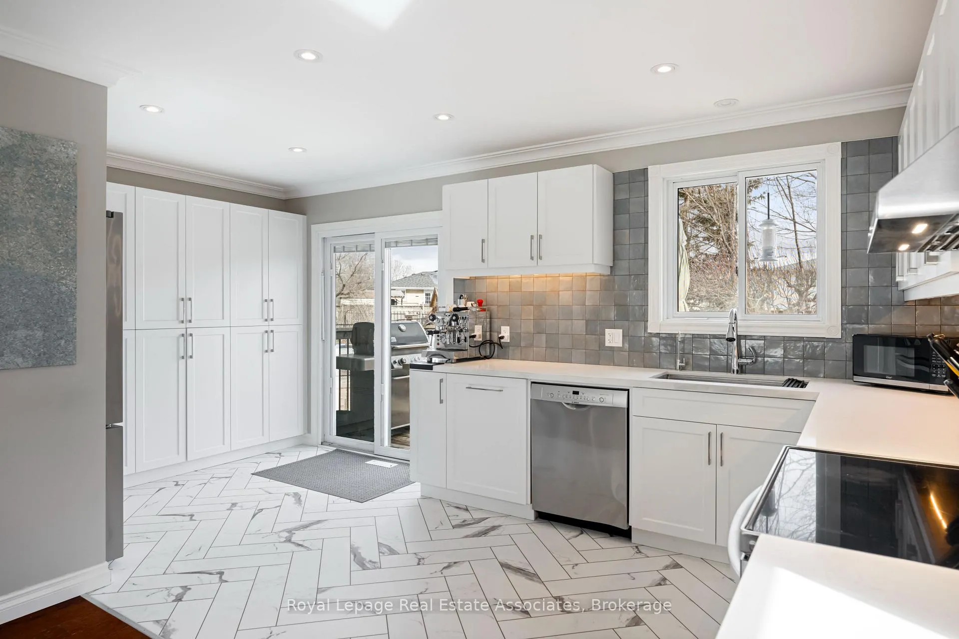 Photo 17 of 55 Eleanor Crescent, Halton Hills, Georgetown — HOMEH