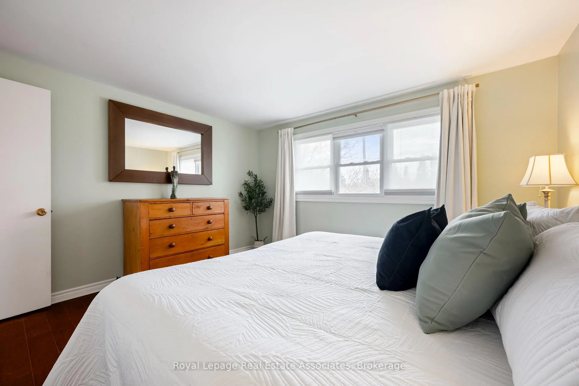 Photo 24 of 55 Eleanor Crescent, Halton Hills, Georgetown — HOMEH