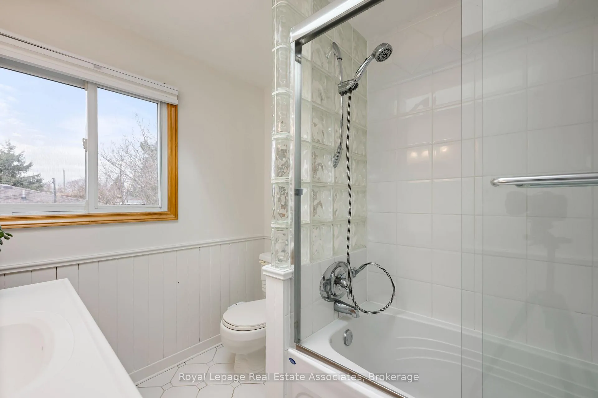 Photo 32 of 55 Eleanor Crescent, Halton Hills, Georgetown — HOMEH