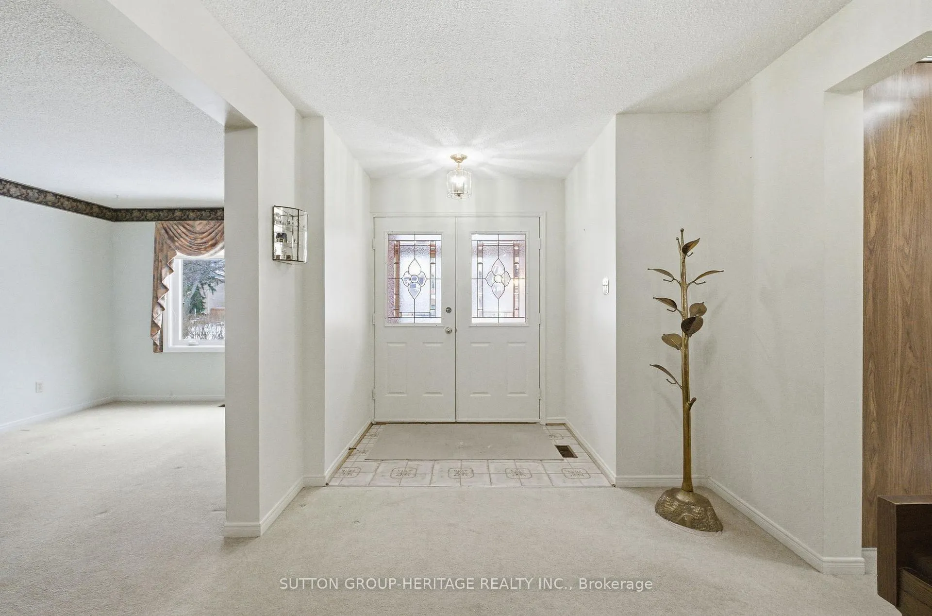 Photo 3 of 19 Sawyer Crescent, Markham, Markham Village — HOMEH