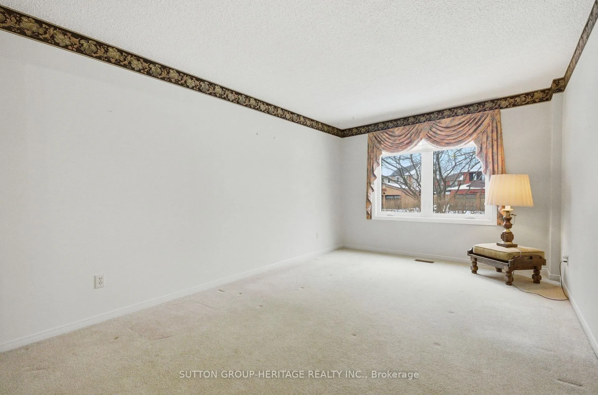Photo 5 of 19 Sawyer Crescent, Markham, Markham Village — HOMEH