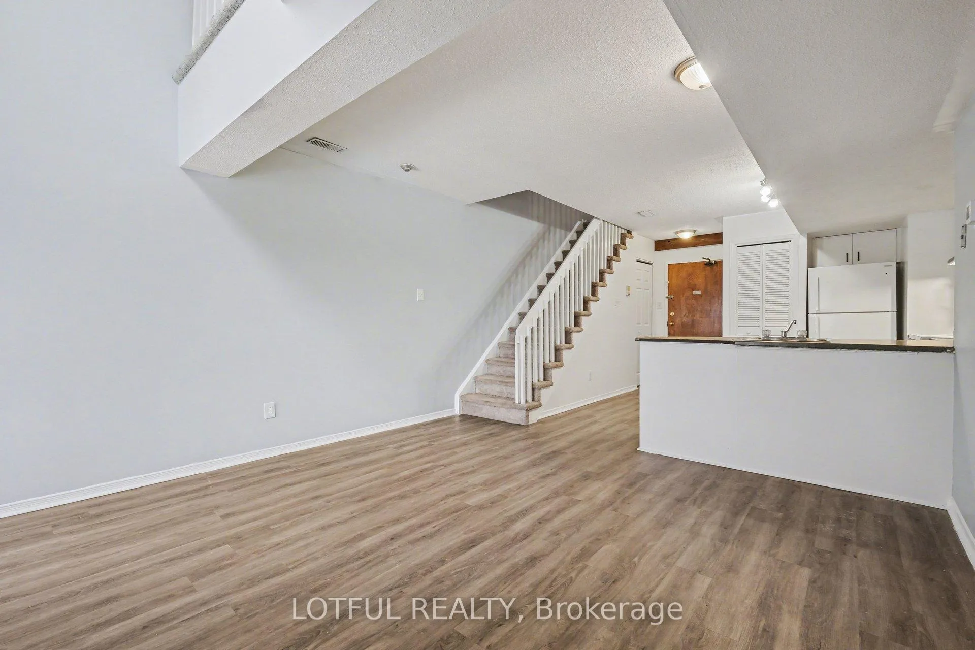 Photo 5 of Unit 9, 237 Loretta Avenue S, Ottawa, West Centre Town — HOMEH