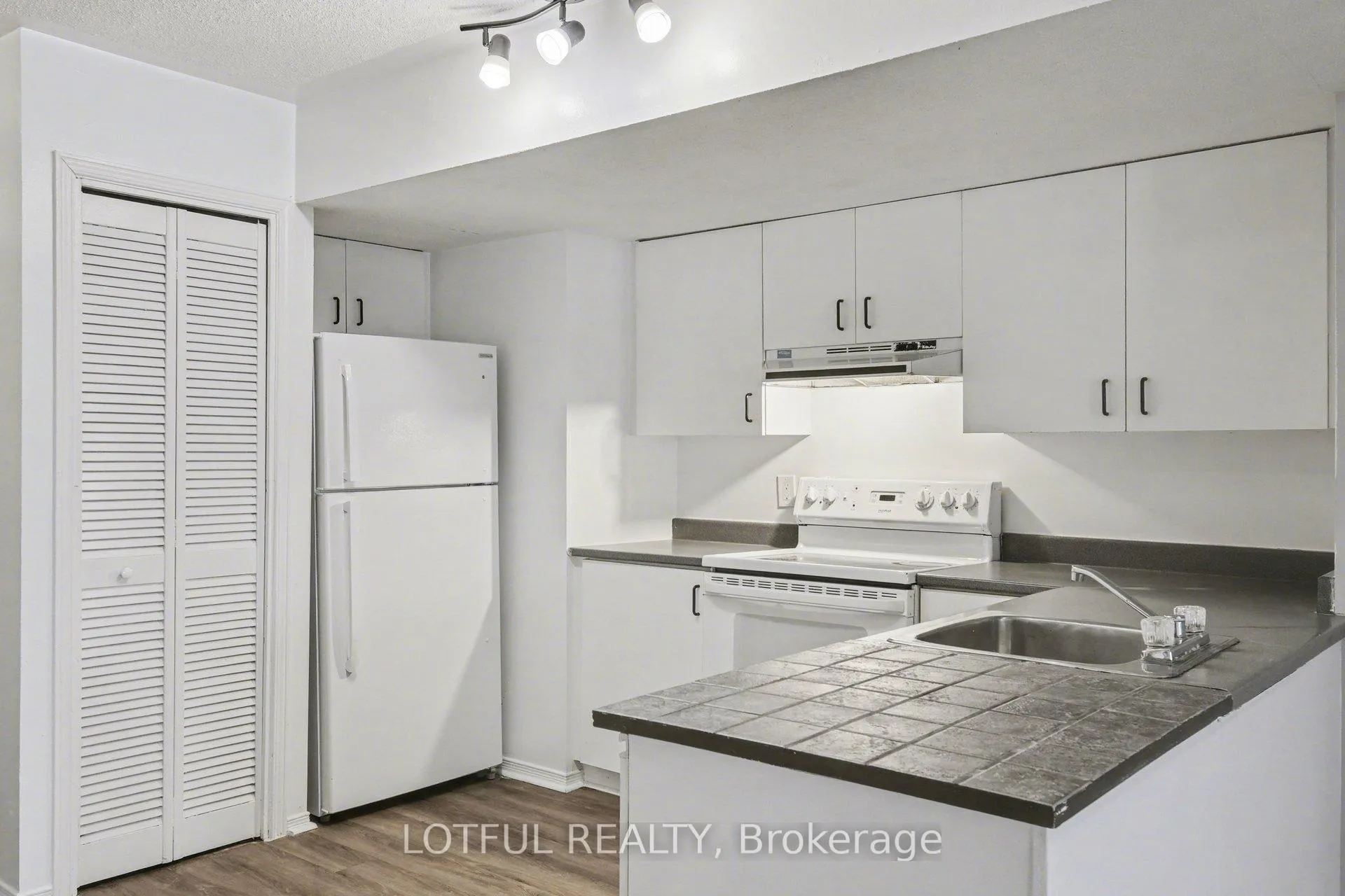 Photo 13 of Unit 9, 237 Loretta Avenue S, Ottawa, West Centre Town — HOMEH