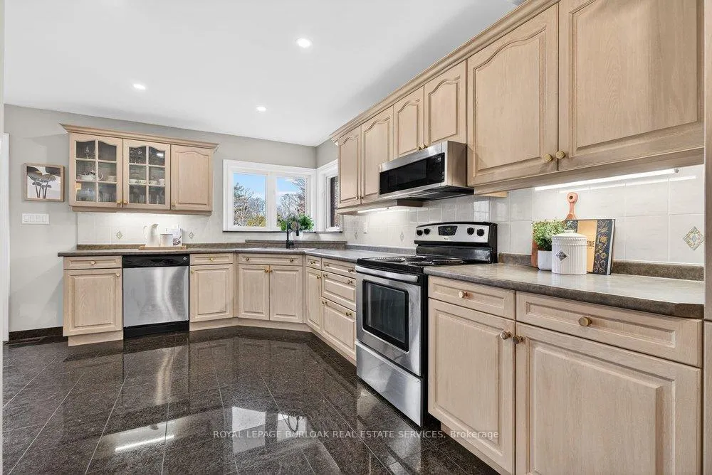 Photo 15 of 1525 Holburne Road, Mississauga, Lakeview — HOMEH