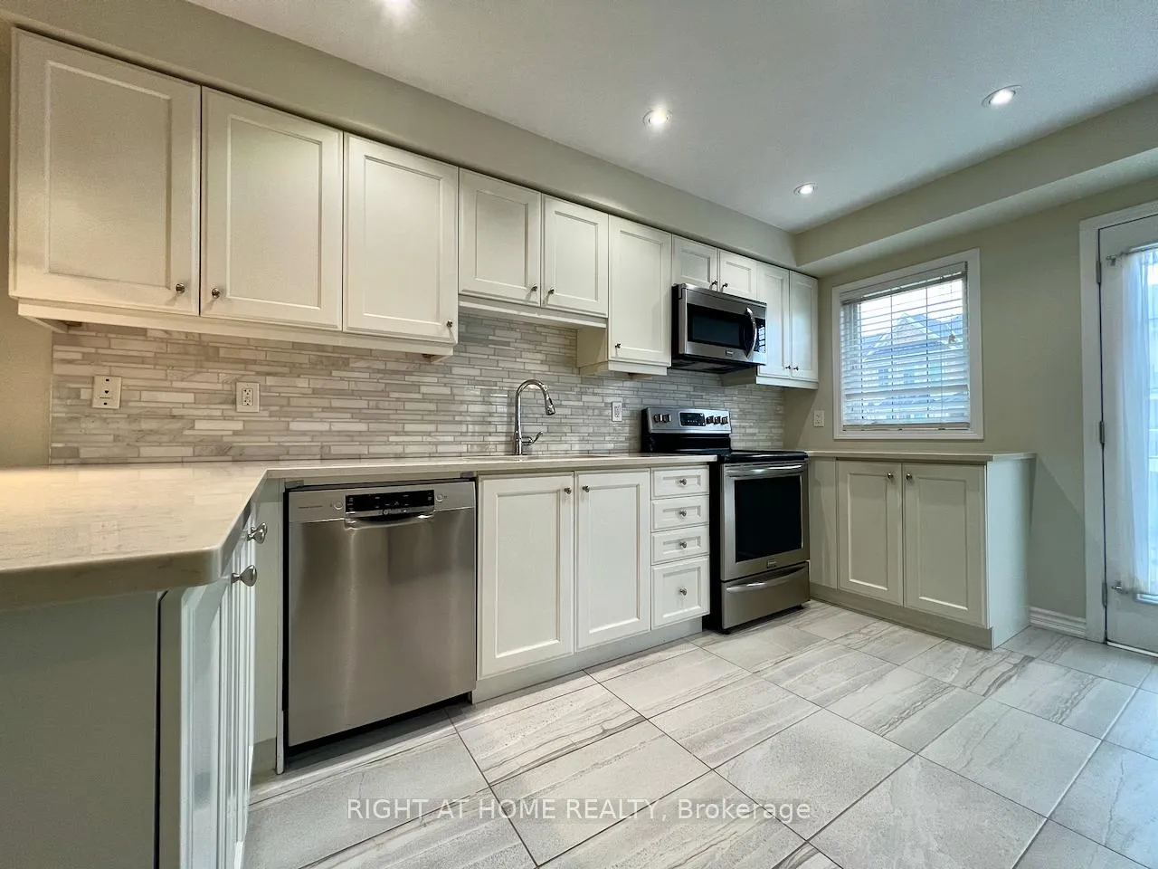 Photo 9 of 351 Timberland Gate, Oakville, Glenorchy — HOMEH