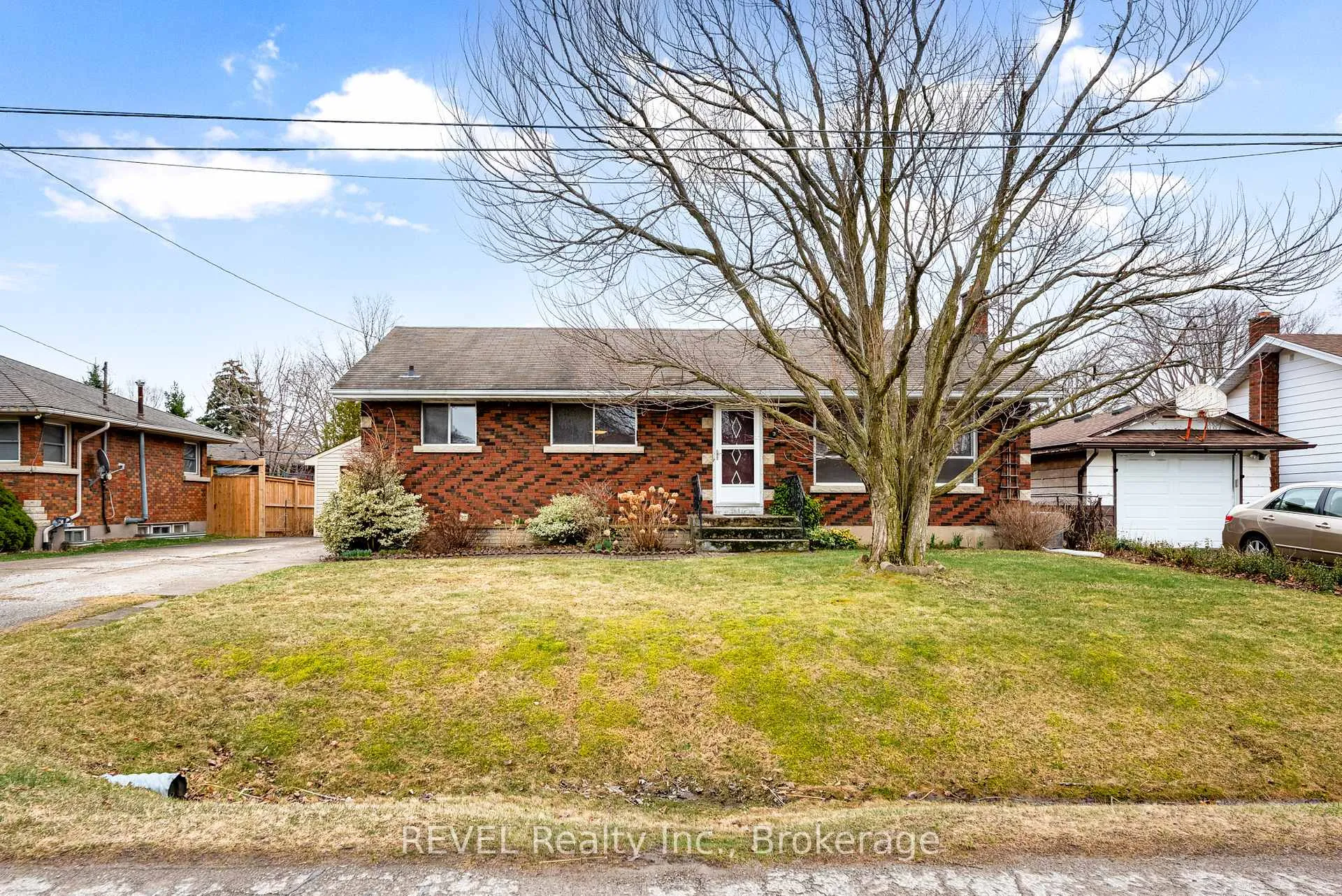 Photo 3 of 26 Mckenzie Street, St. Catharines, Bunting/Linwell — HOMEH