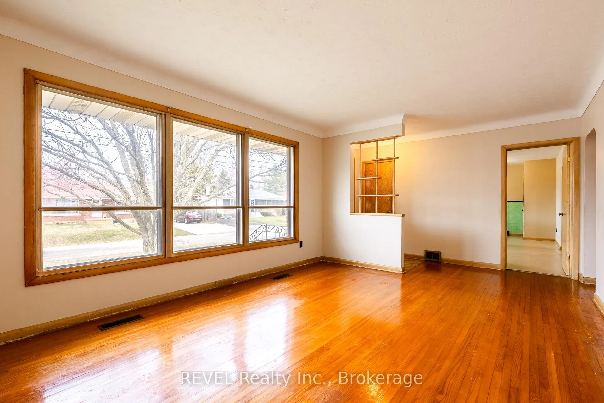 Photo 5 of 26 Mckenzie Street, St. Catharines, Bunting/Linwell — HOMEH