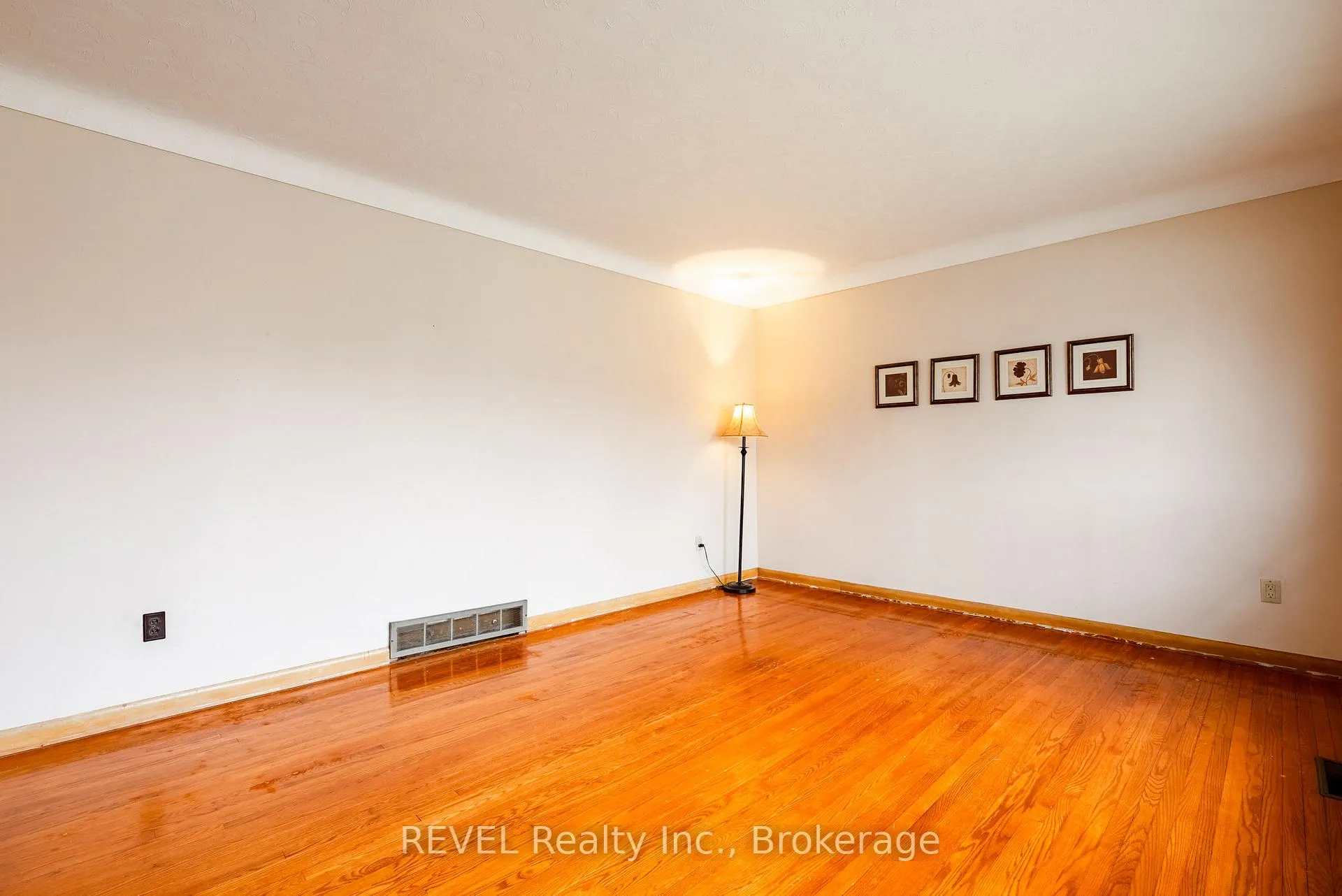 Photo 7 of 26 Mckenzie Street, St. Catharines, Bunting/Linwell — HOMEH