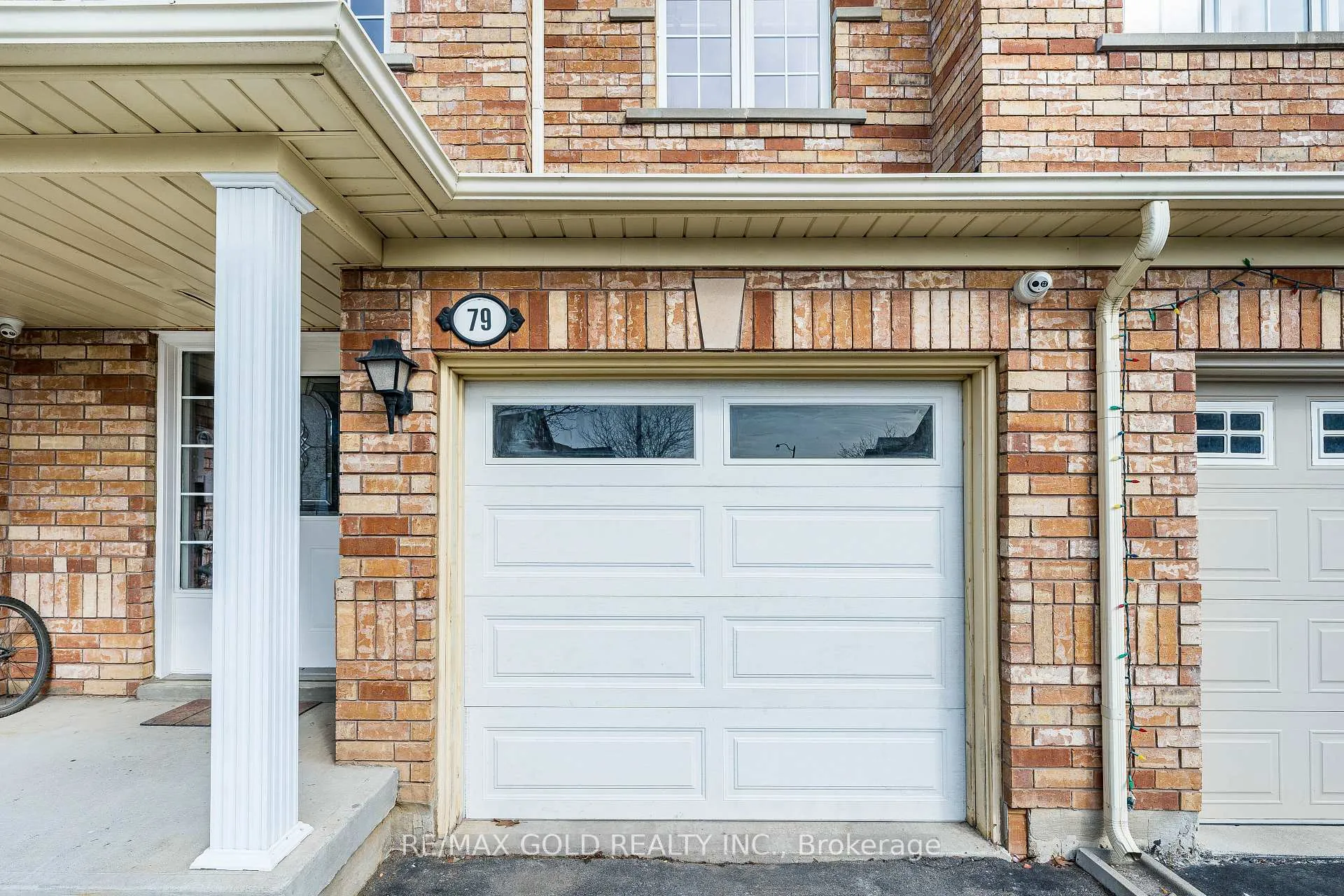 Photo 3 of 79 Roundstone Drive, Brampton, Credit Valley — HOMEH