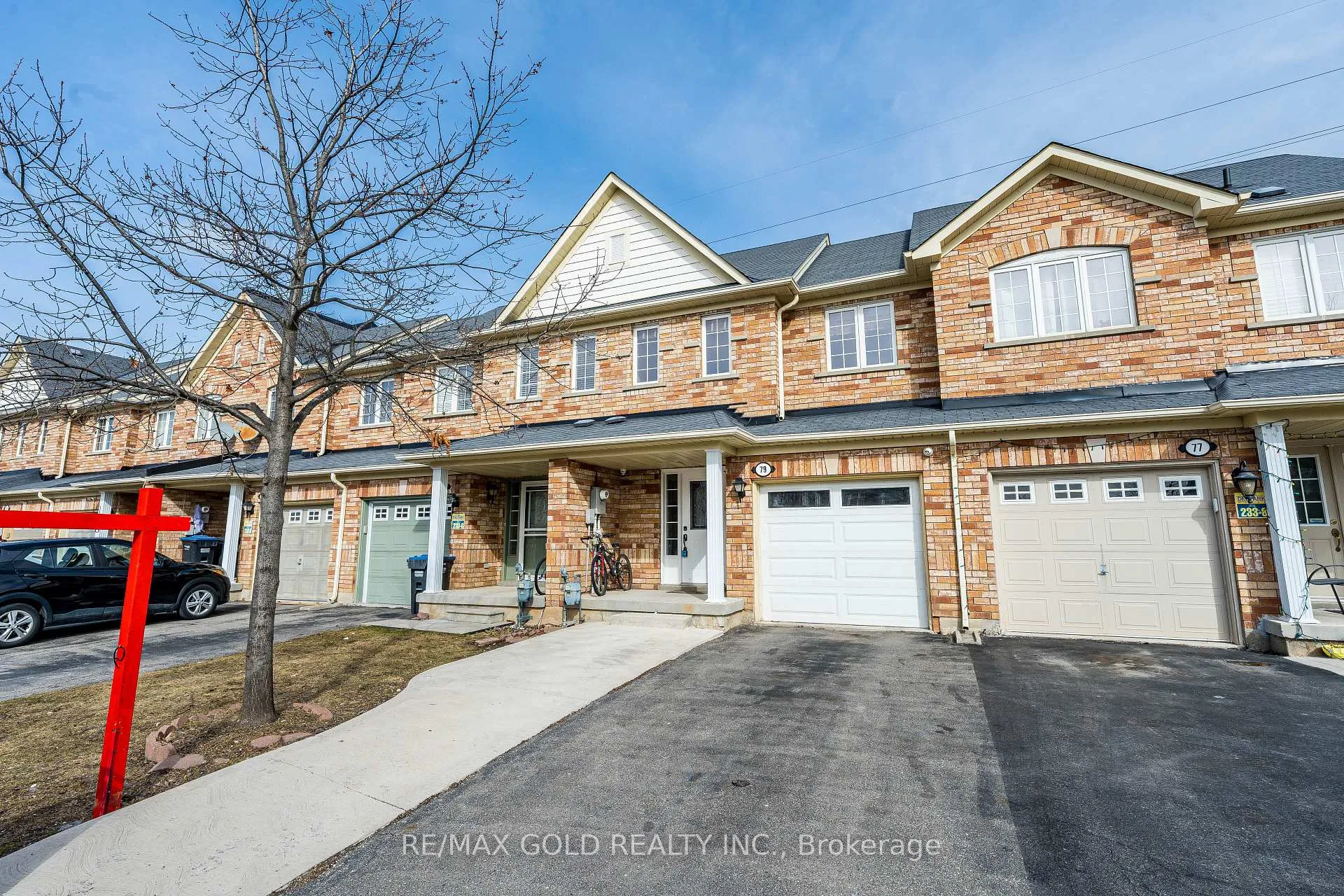 Photo 4 of 79 Roundstone Drive, Brampton, Credit Valley — HOMEH